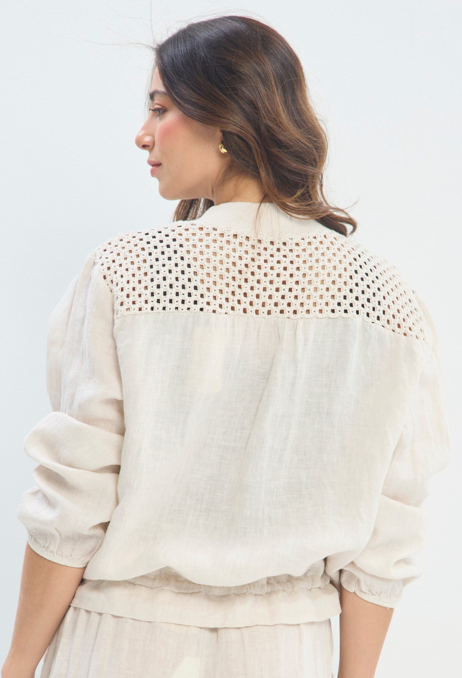 Chaqueta Lino Crochet Bolsillos beige arena BYBLA - vista 4
