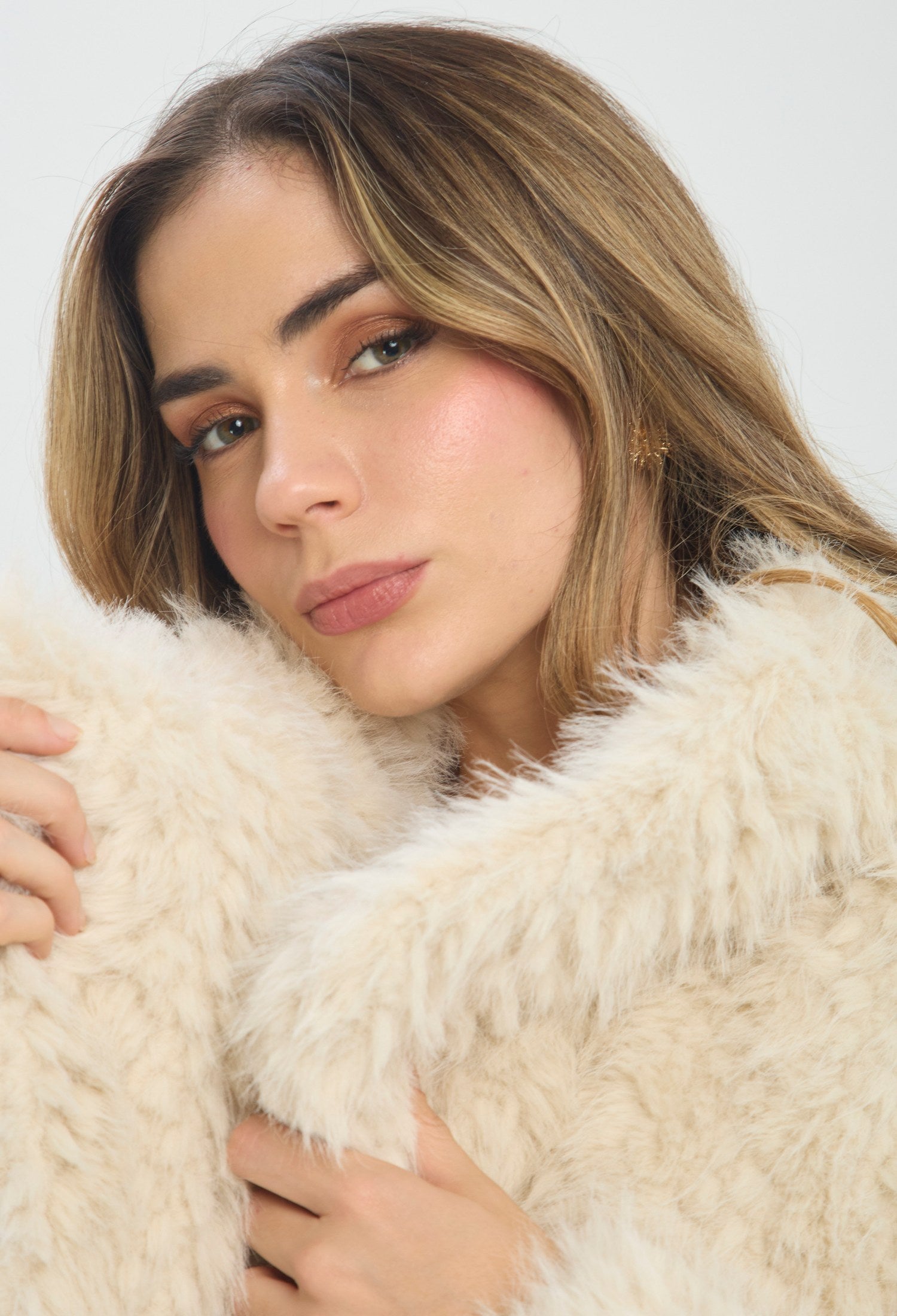 Chaqueta corta beige tipo peluche con cuello solapa y manga larga - vista 2