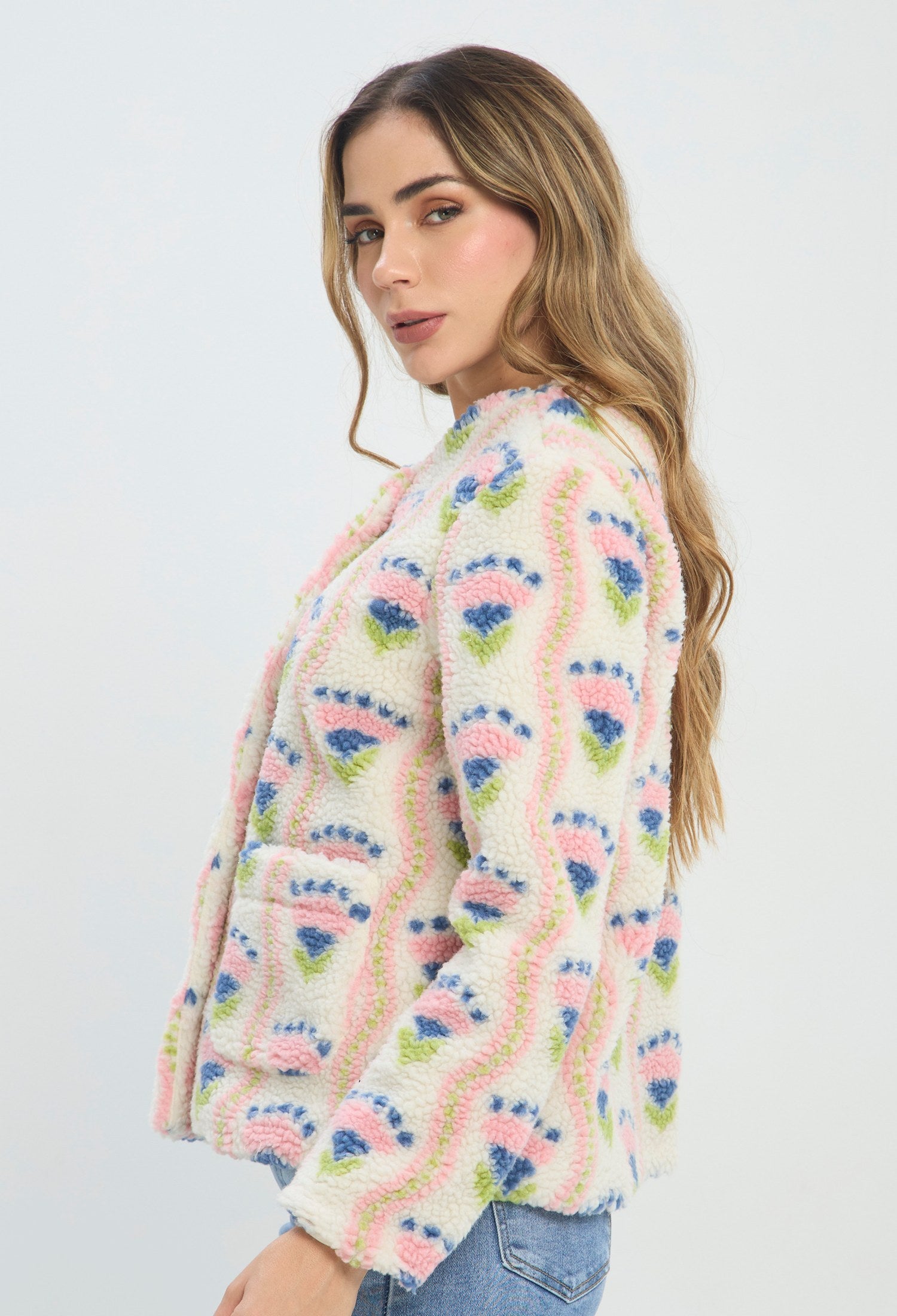 Chaqueta corta multicolor en tejido afelpado con flores rosadas y azules - vista 2