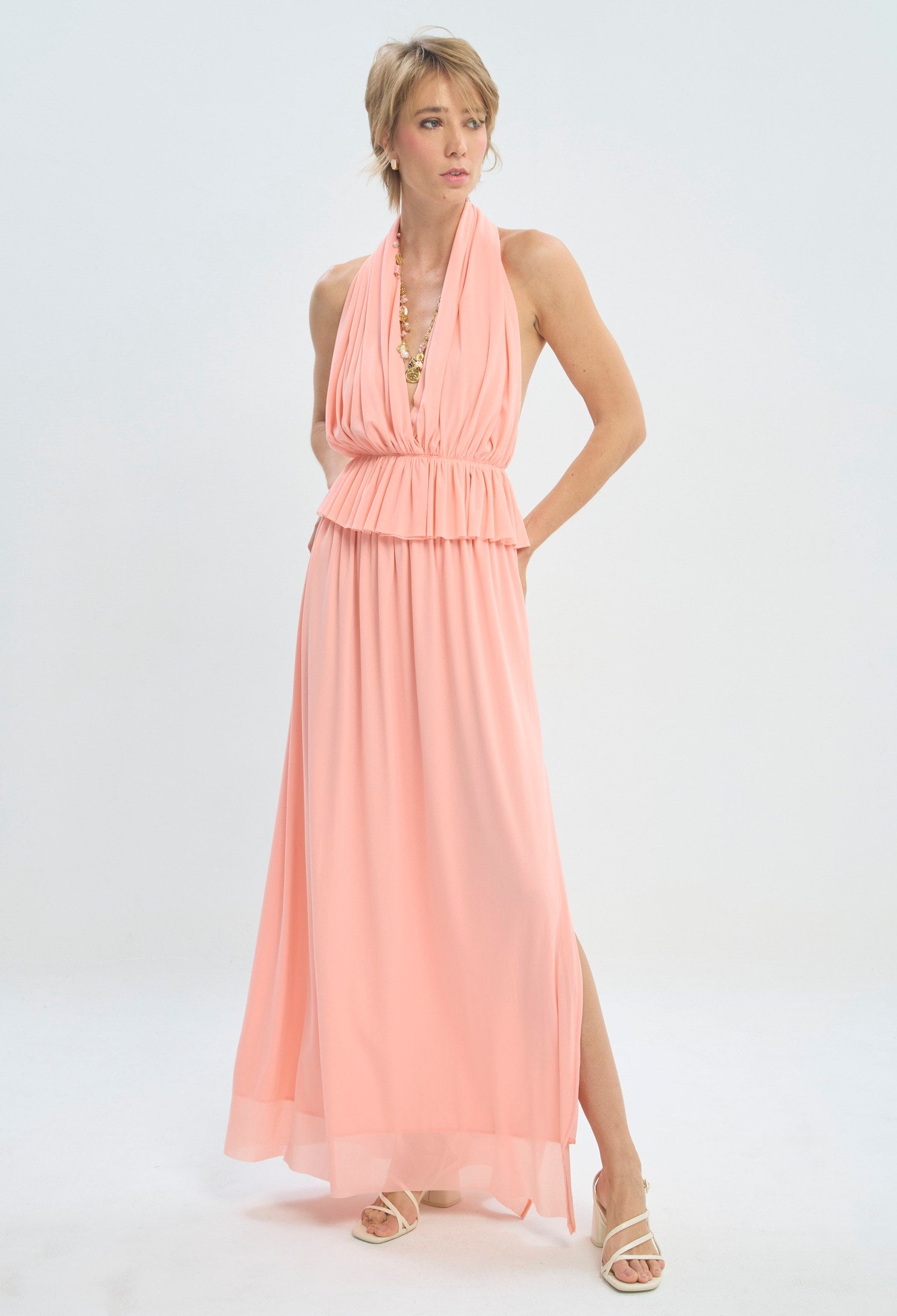 Conjunto rosa de blusa halter y falda larga con abertura BYBLA