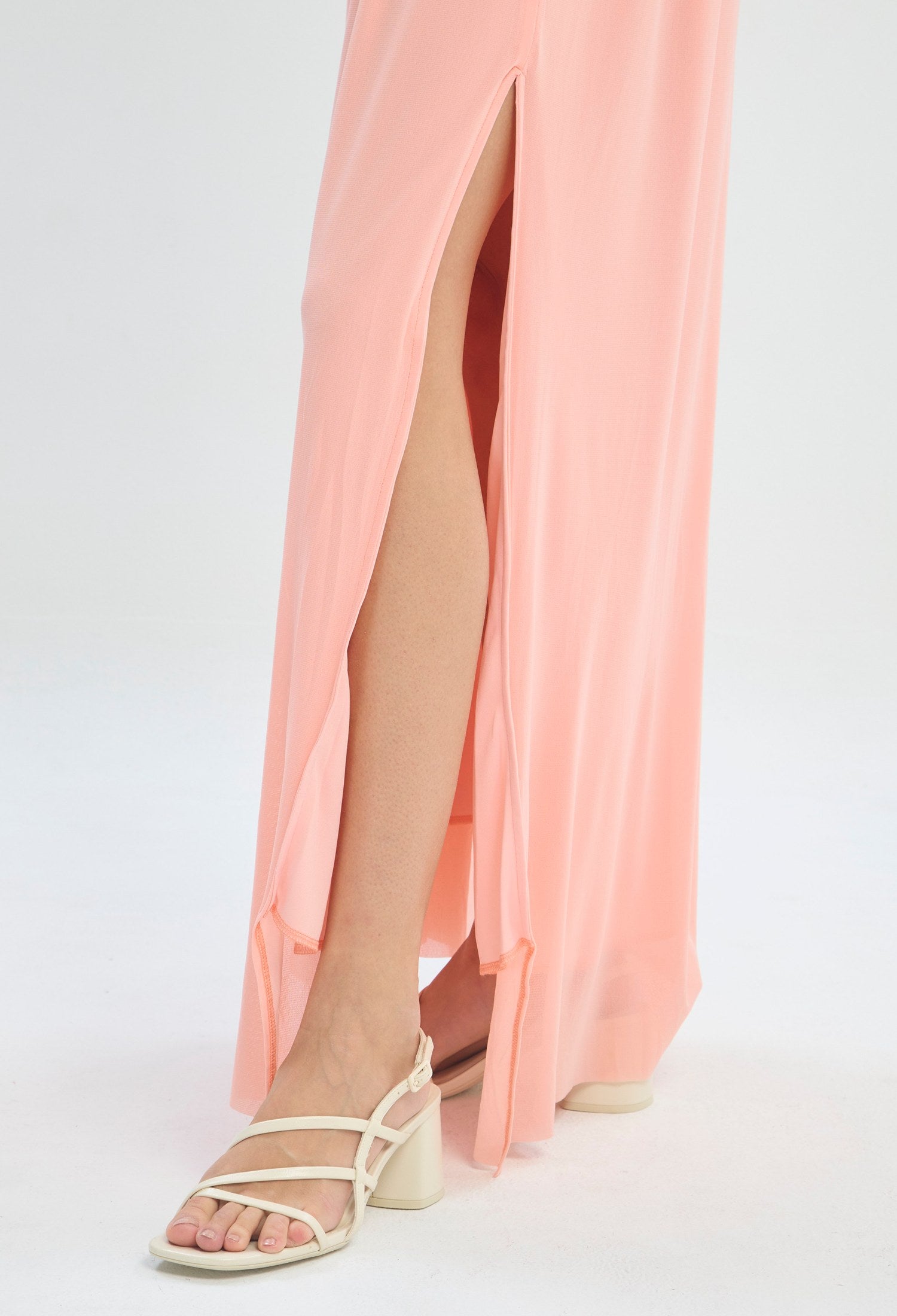 Conjunto rosa de blusa halter y falda larga con abertura BYBLA - vista 9