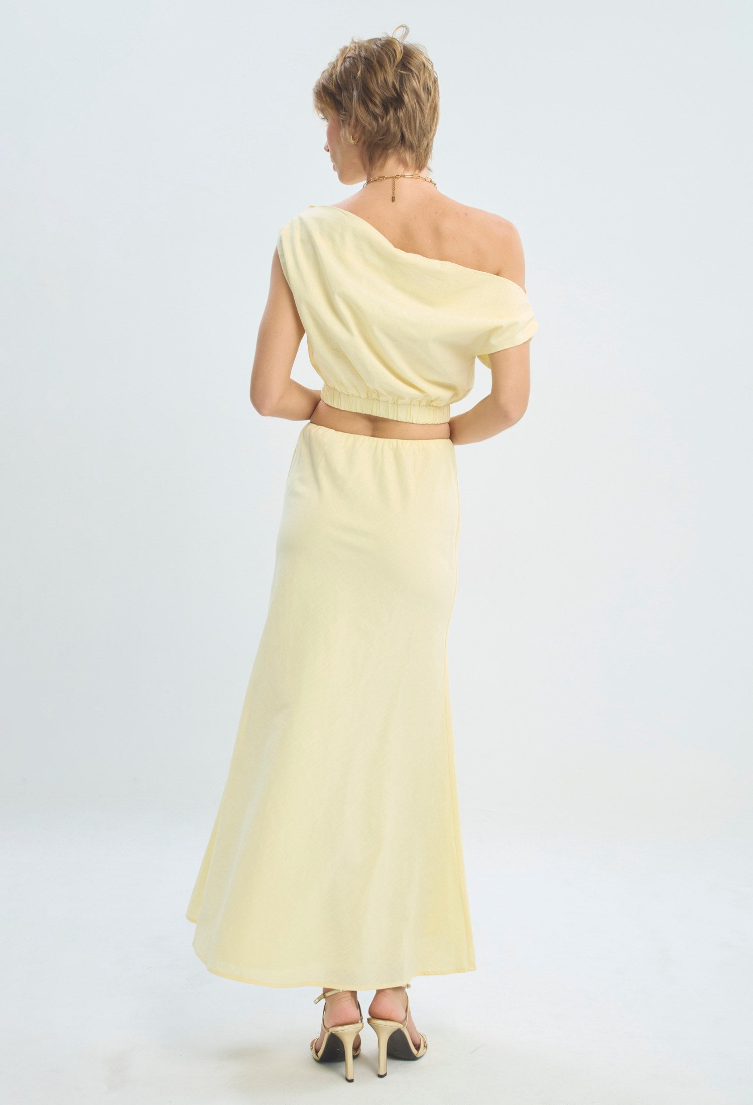 Conjunto de blusa con hombro descubierto y falda larga amarillo pastel - vista 3