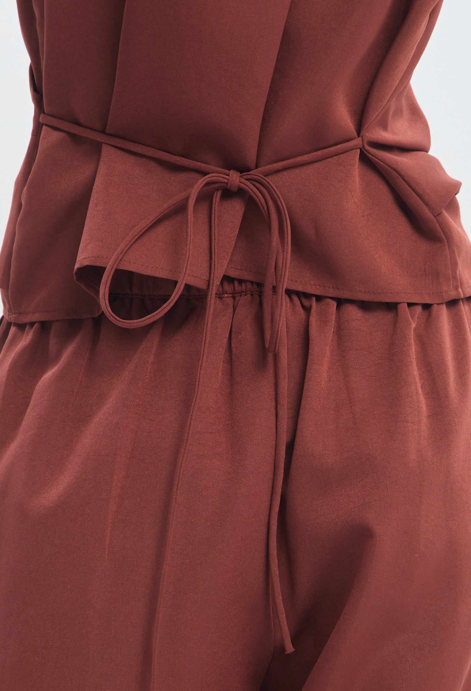 Conjunto vinotinto de blusa cruzada y pantalón palazzo BYBLA - vista 9