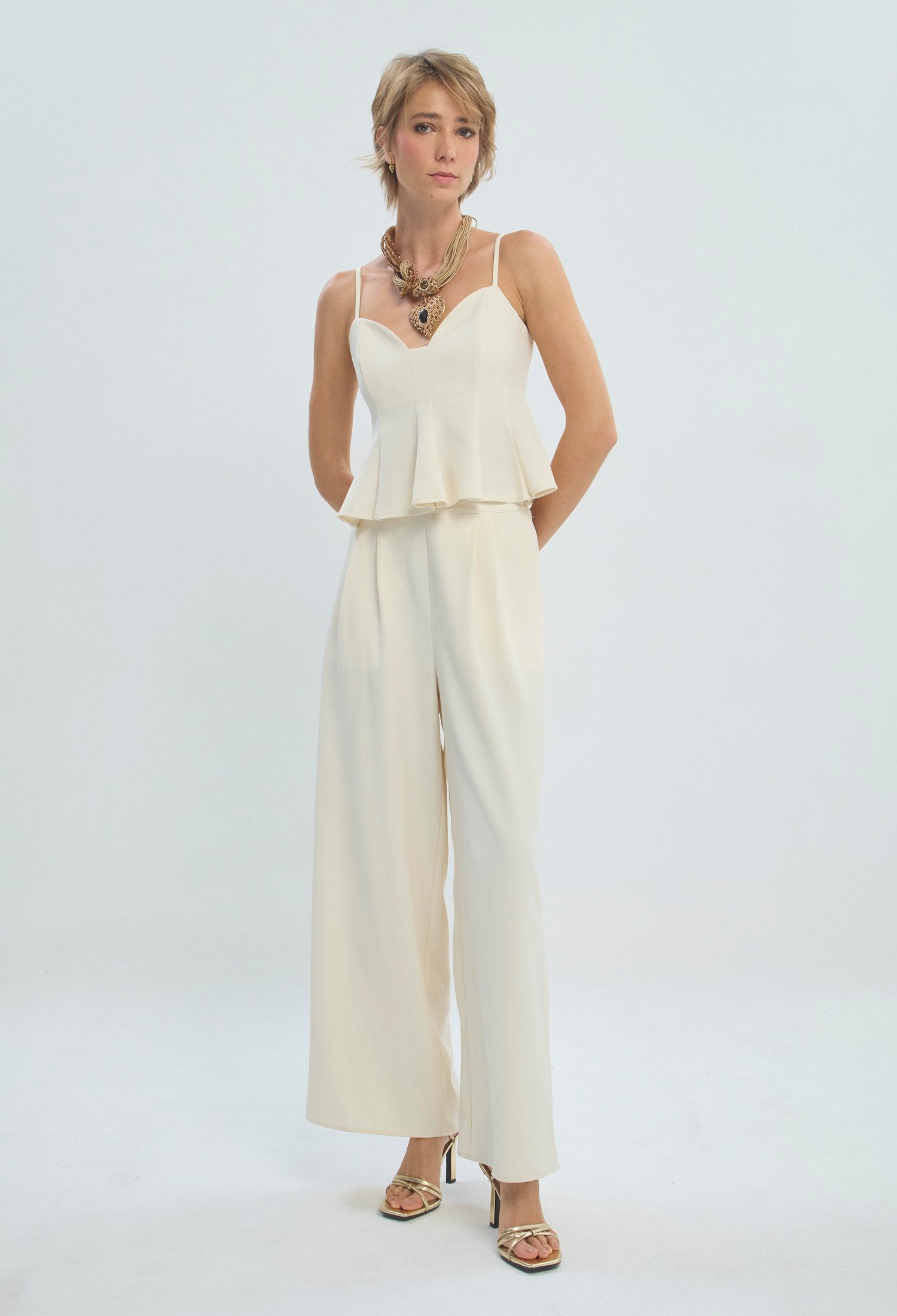 Conjunto crudo de blusa peplum con escote corazón y pantalón palazzo BYBLA