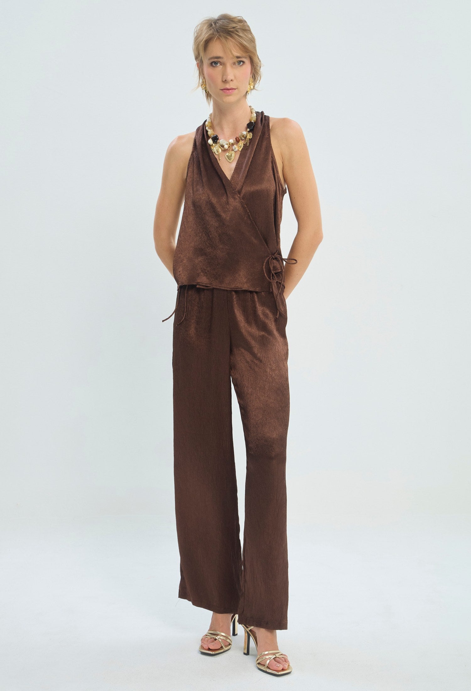 Conjunto chocolate de blusa cruzada sin mangas y pantalón en satén BYBLA