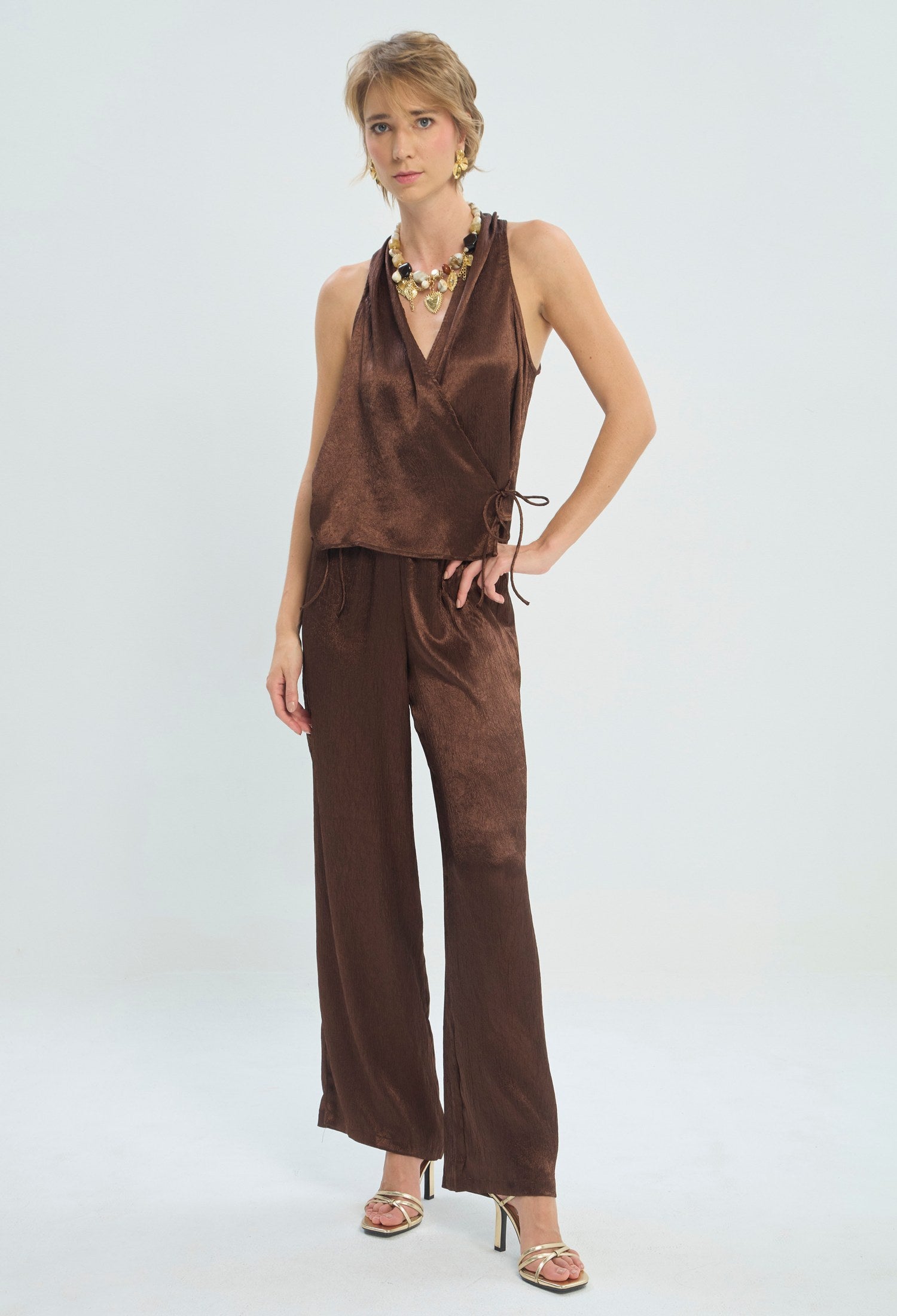 Conjunto chocolate de blusa cruzada sin mangas y pantalón en satén BYBLA - vista 2