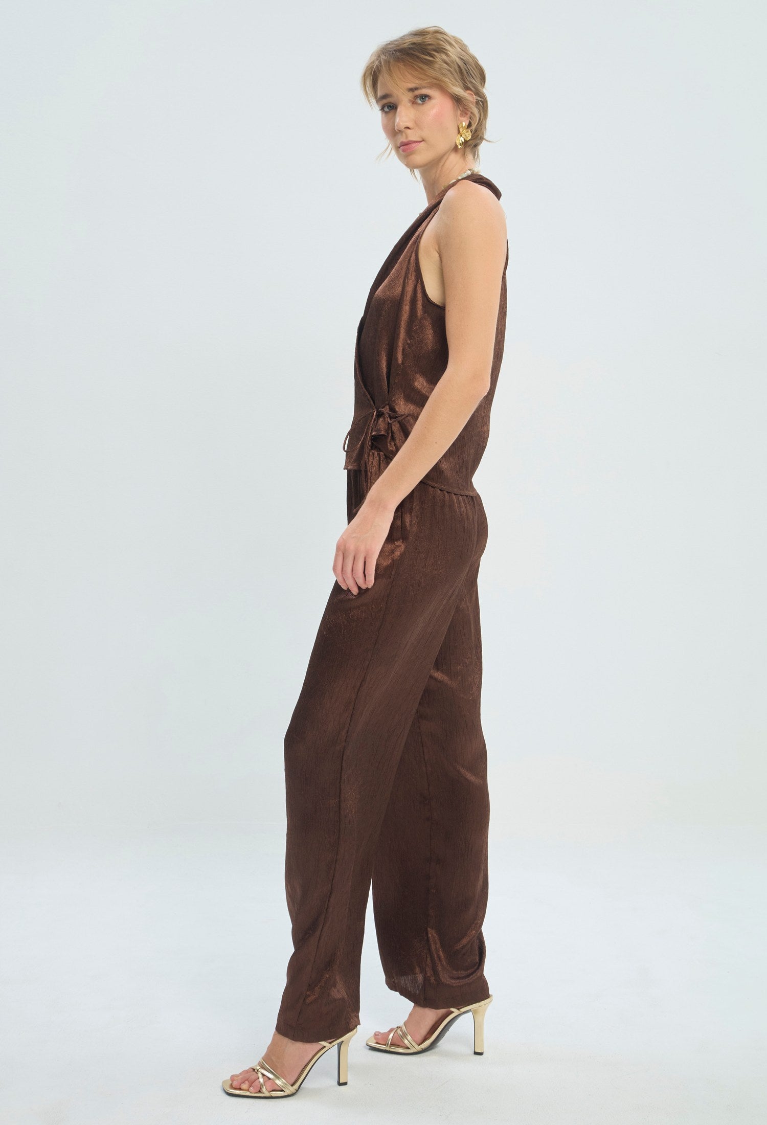 Conjunto chocolate de blusa cruzada sin mangas y pantalón en satén BYBLA - vista 3