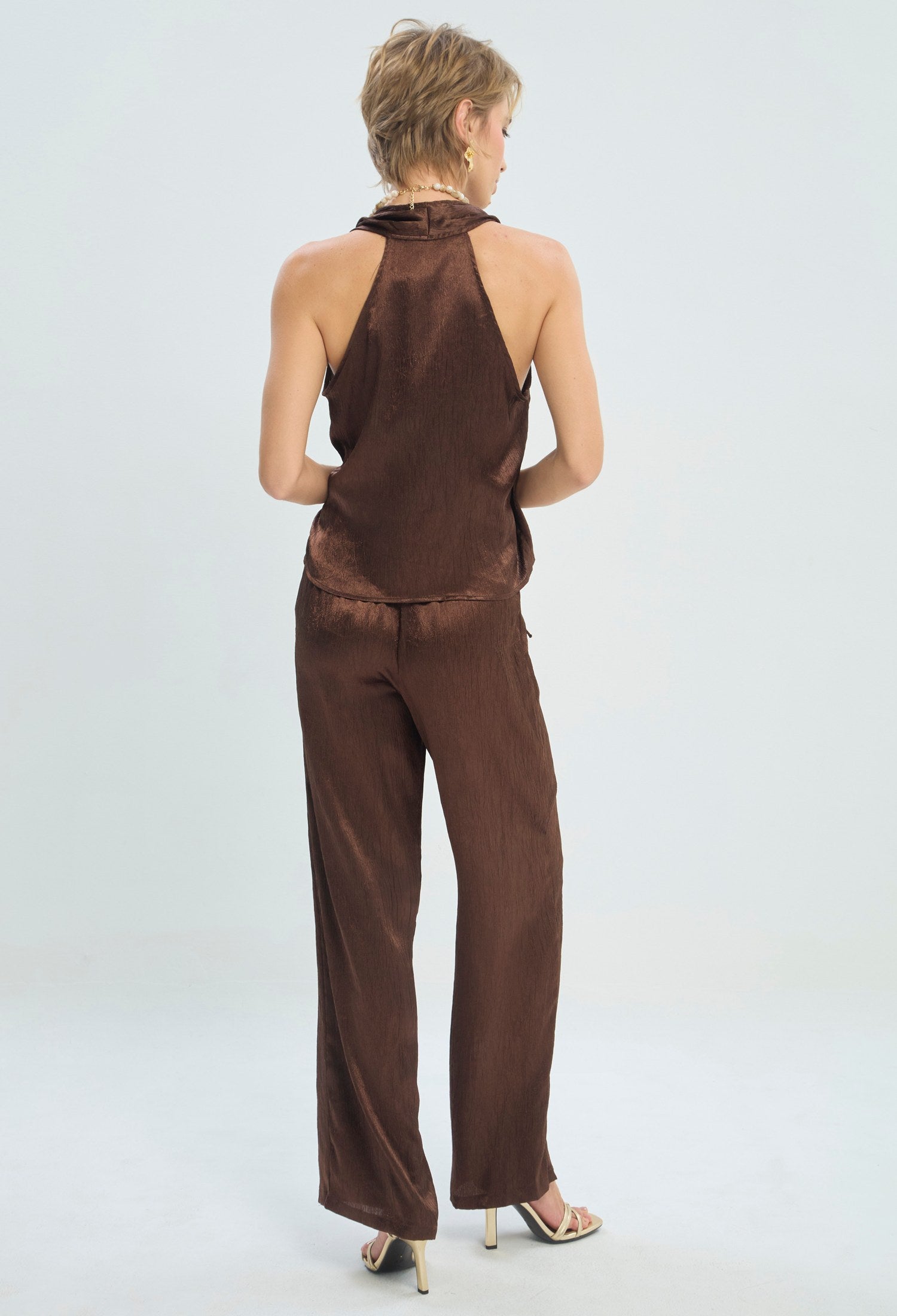 Conjunto chocolate de blusa cruzada sin mangas y pantalón en satén BYBLA - vista 4