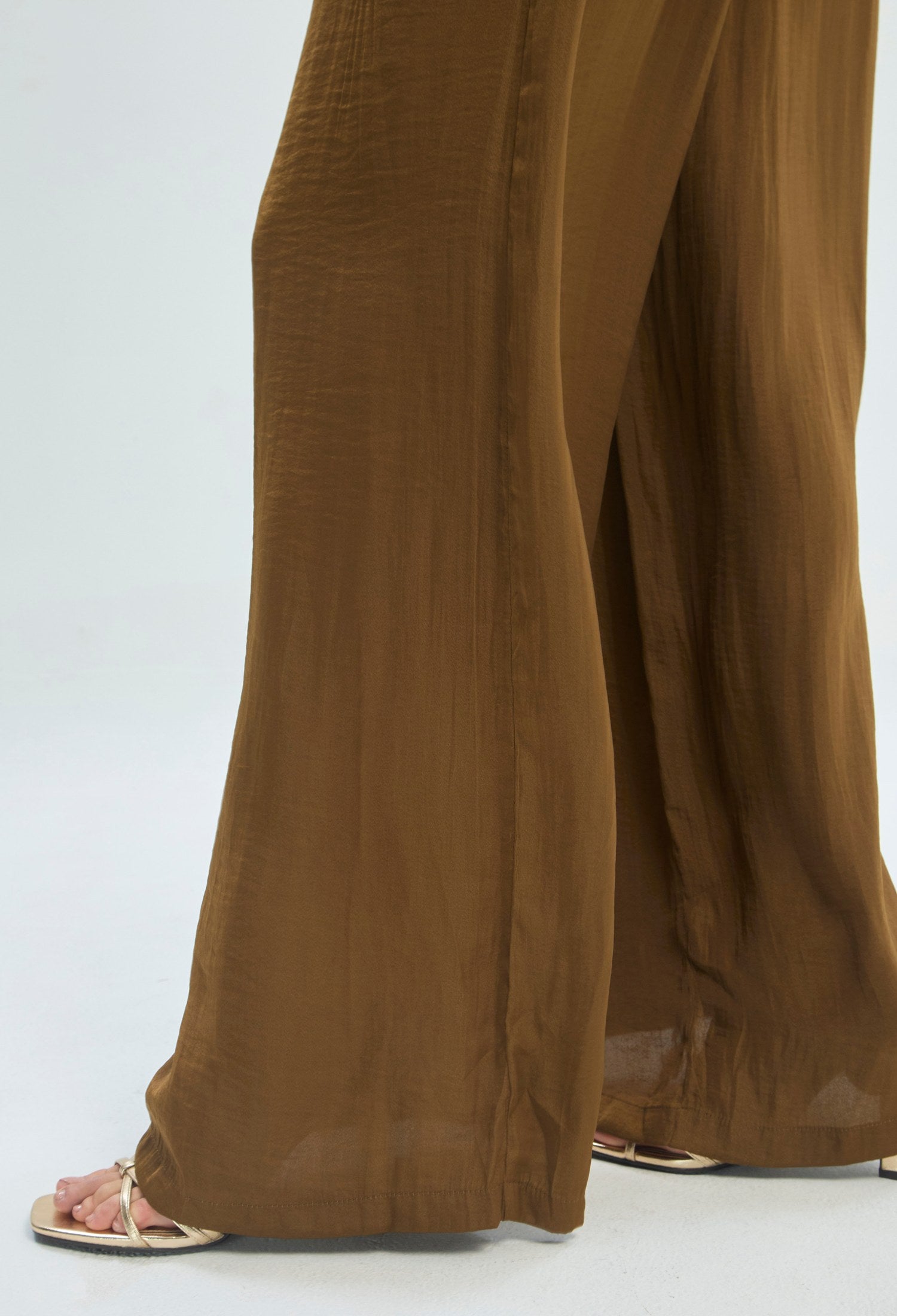 Conjunto verde de blusa asimétrica drapeada y pantalón palazzo en satén BYBLA - vista 7