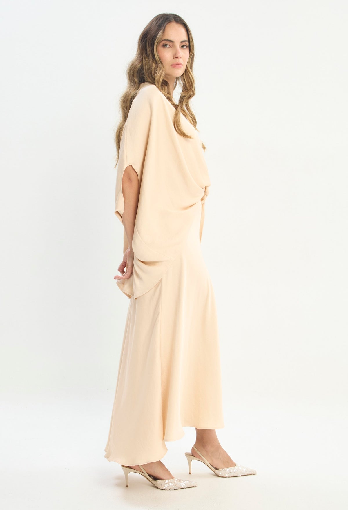 Mujer luciendo conjunto beige BYBLA - Top Cruzado y Falda - vista 3