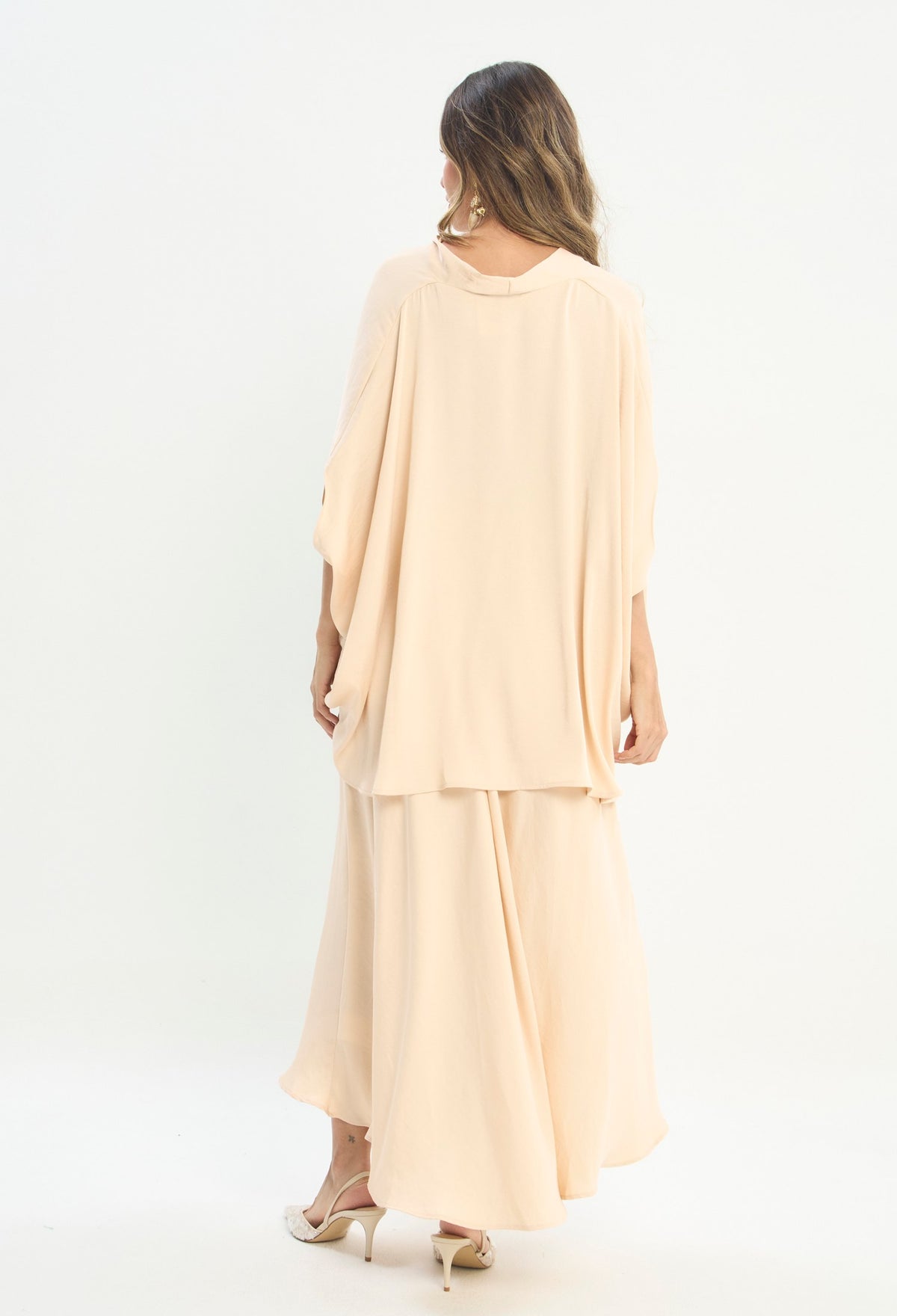 Mujer luciendo conjunto beige BYBLA - Top Cruzado y Falda - vista 4