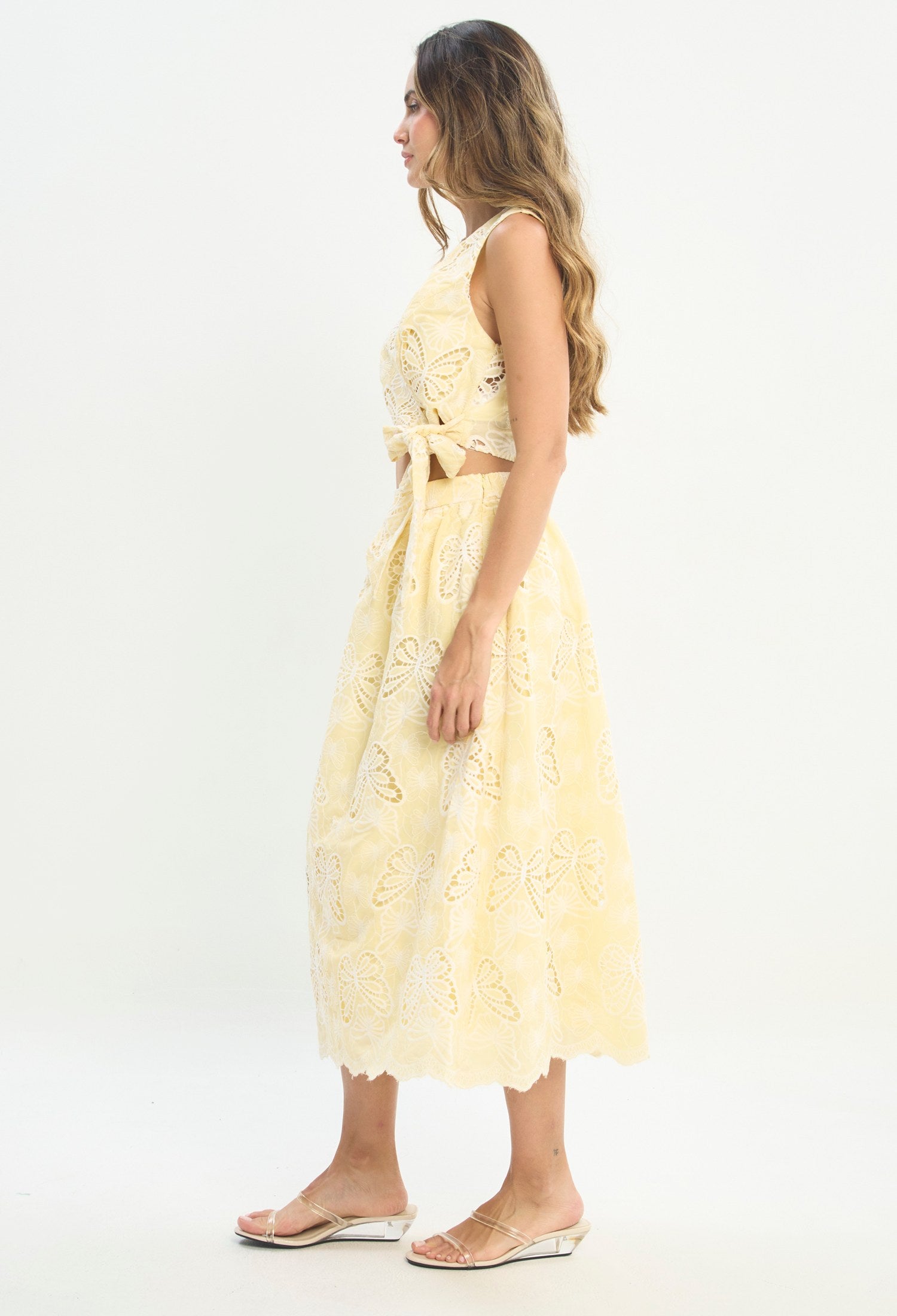 Mujer luciendo conjunto amarillo BYBLA - Top y Falda Bordado - vista 2