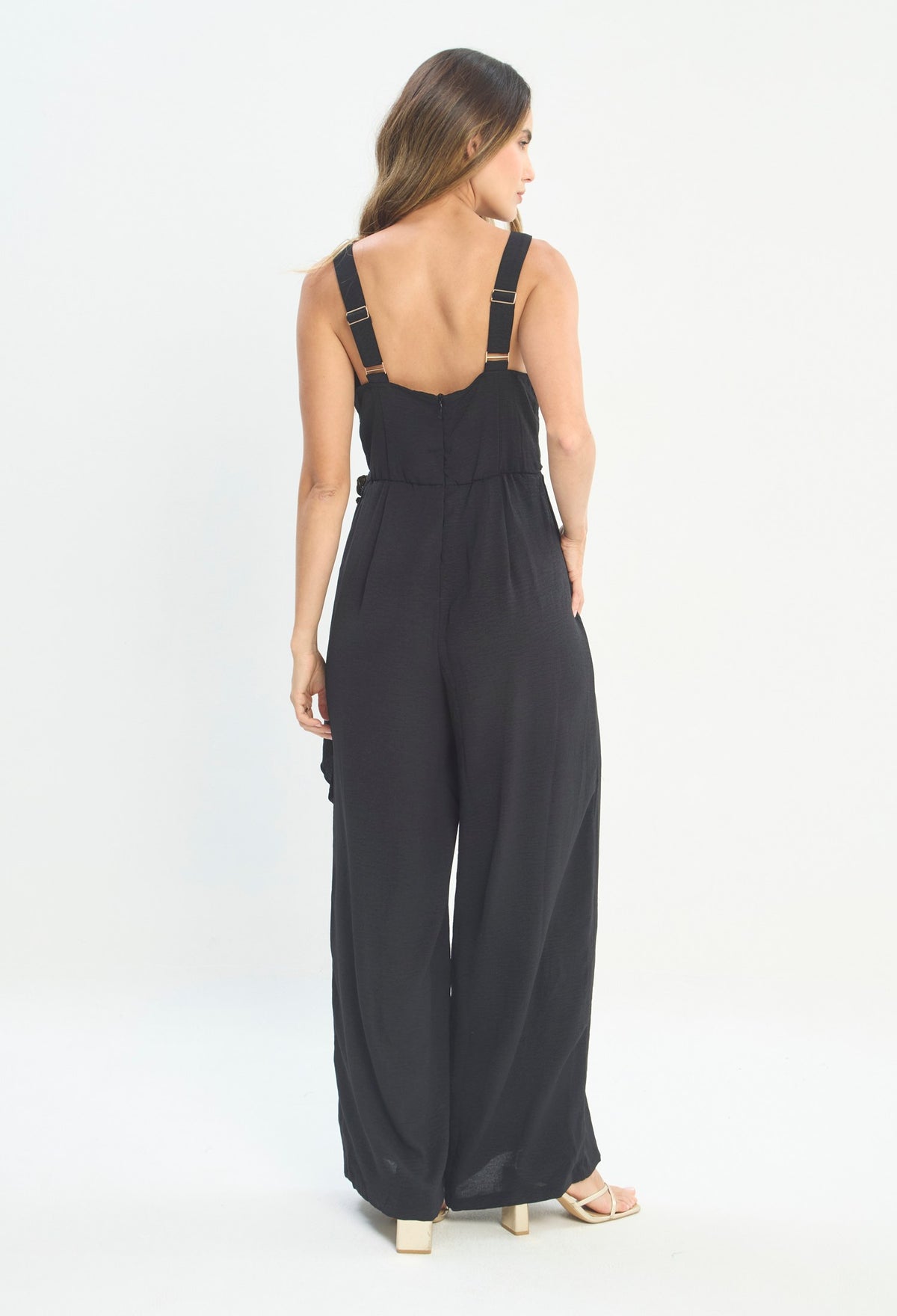 Mujer luciendo enterizo negro BYBLA - Tiritas Pierna Ancha - vista 3
