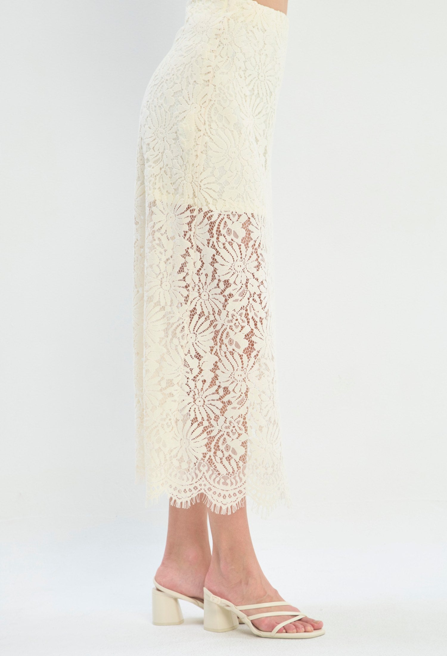 Falda Larga Encaje Floral crema sale BYBLA - vista 4