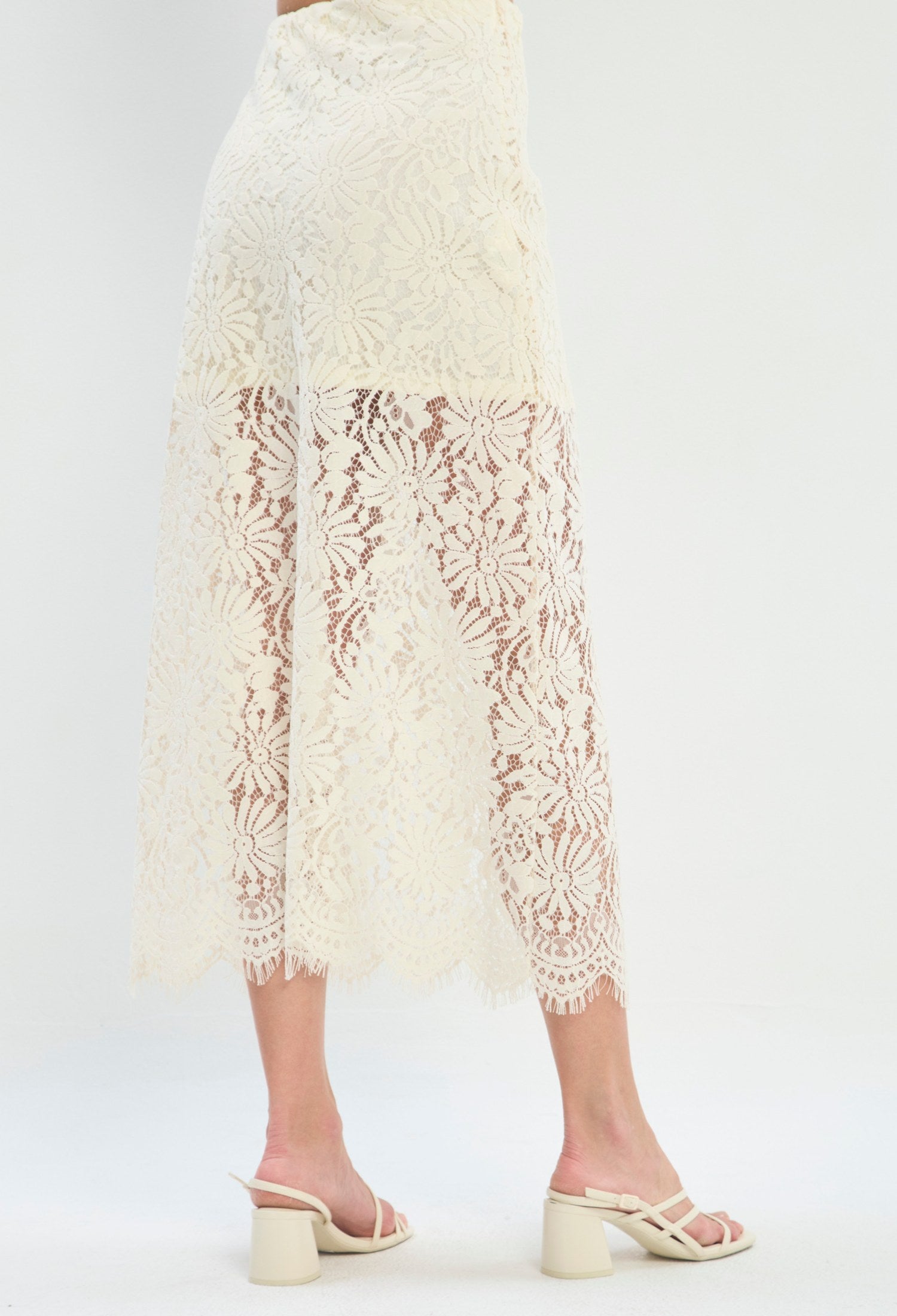Falda Larga Encaje Floral crema sale BYBLA - vista 5
