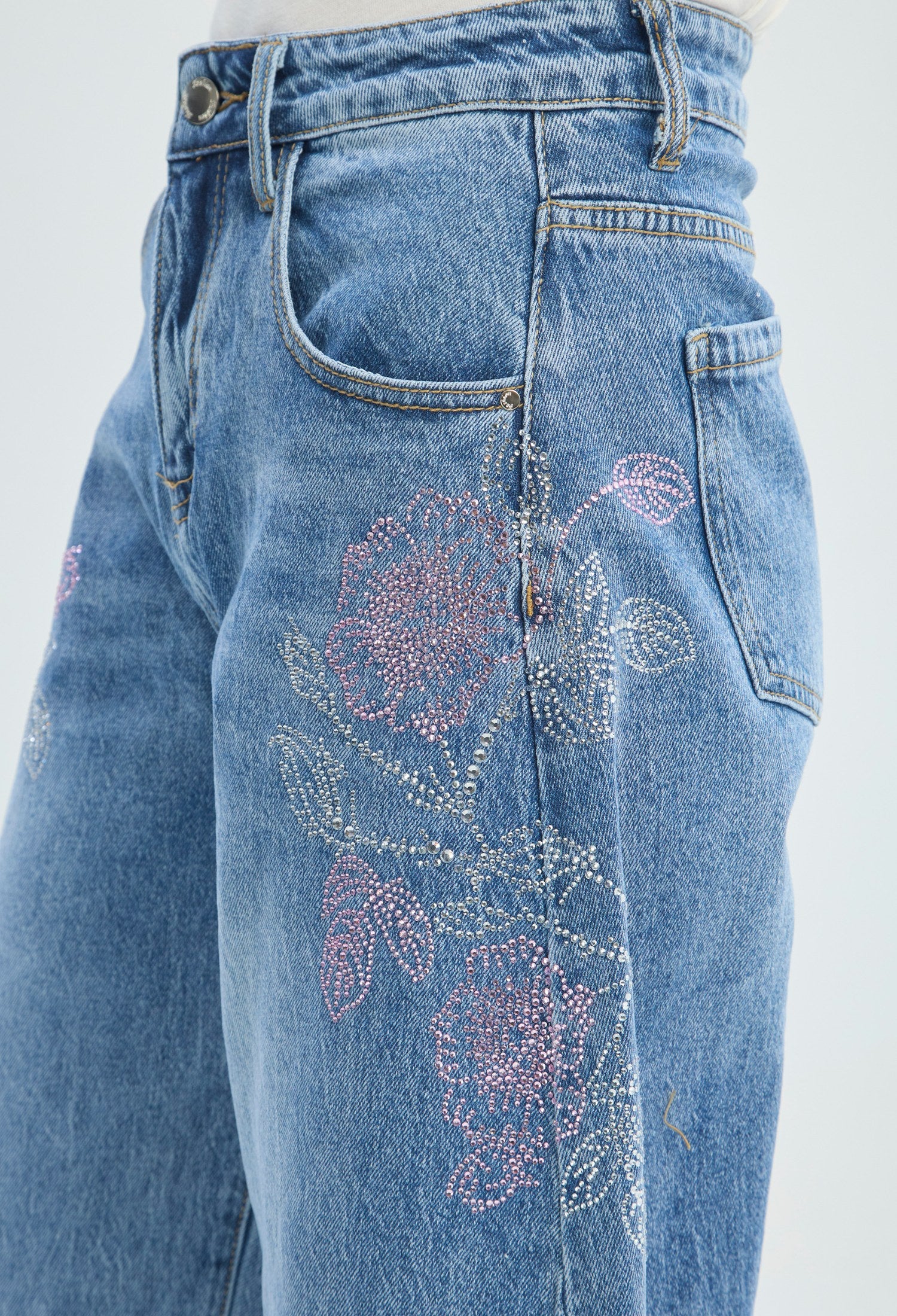 Jean barrel azul con flores en pedrería rosa y plateada en los laterales - vista 6