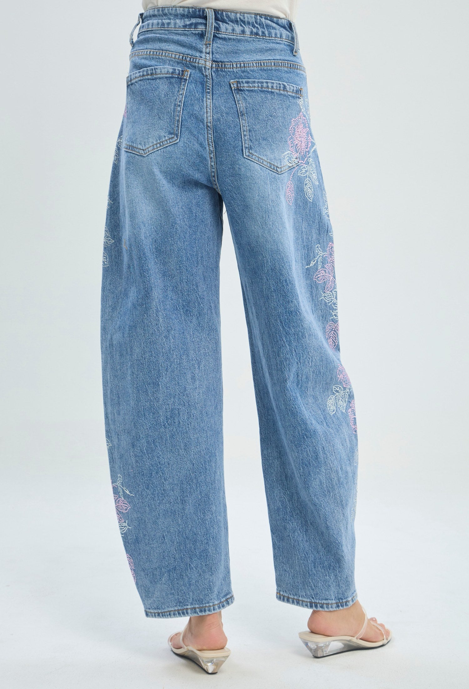 Jean barrel azul con flores en pedrería rosa y plateada en los laterales - vista 7