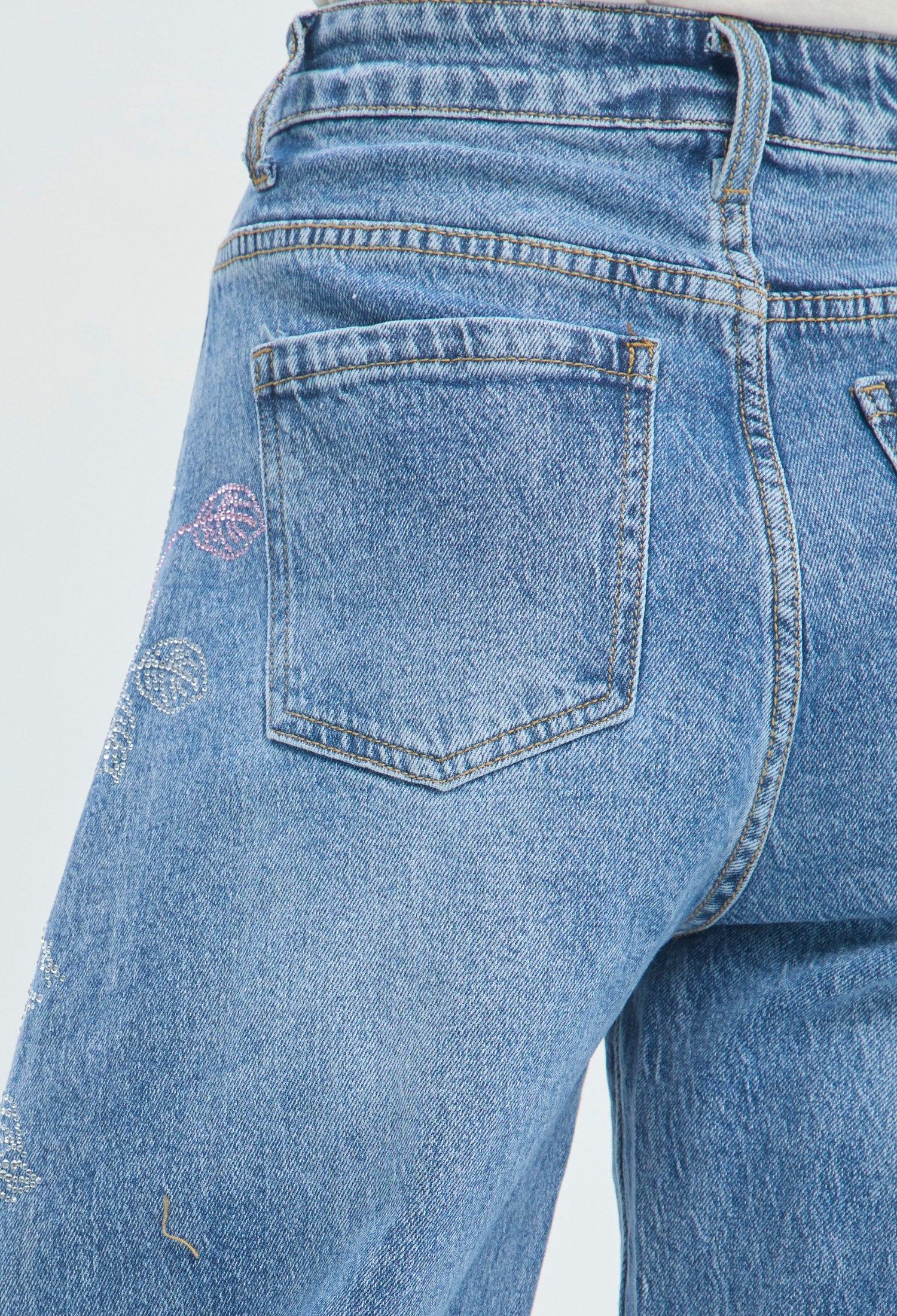 Jean barrel azul con flores en pedrería rosa y plateada en los laterales - vista 8