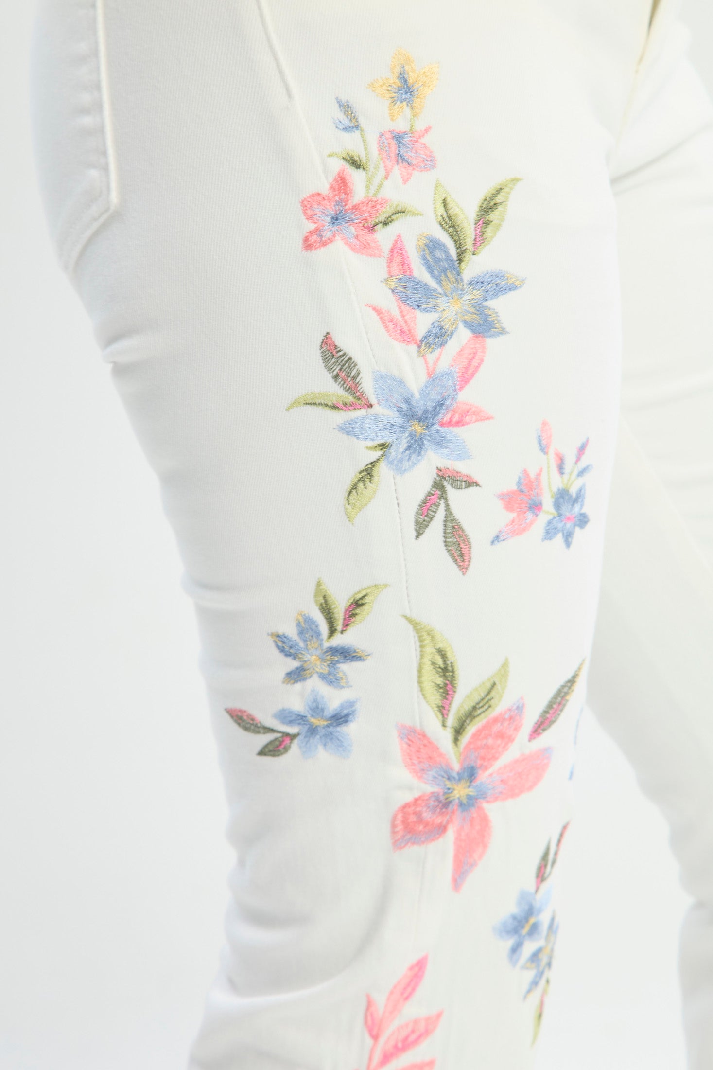 Jean Blanco con Bordados Florales Laterales NEW