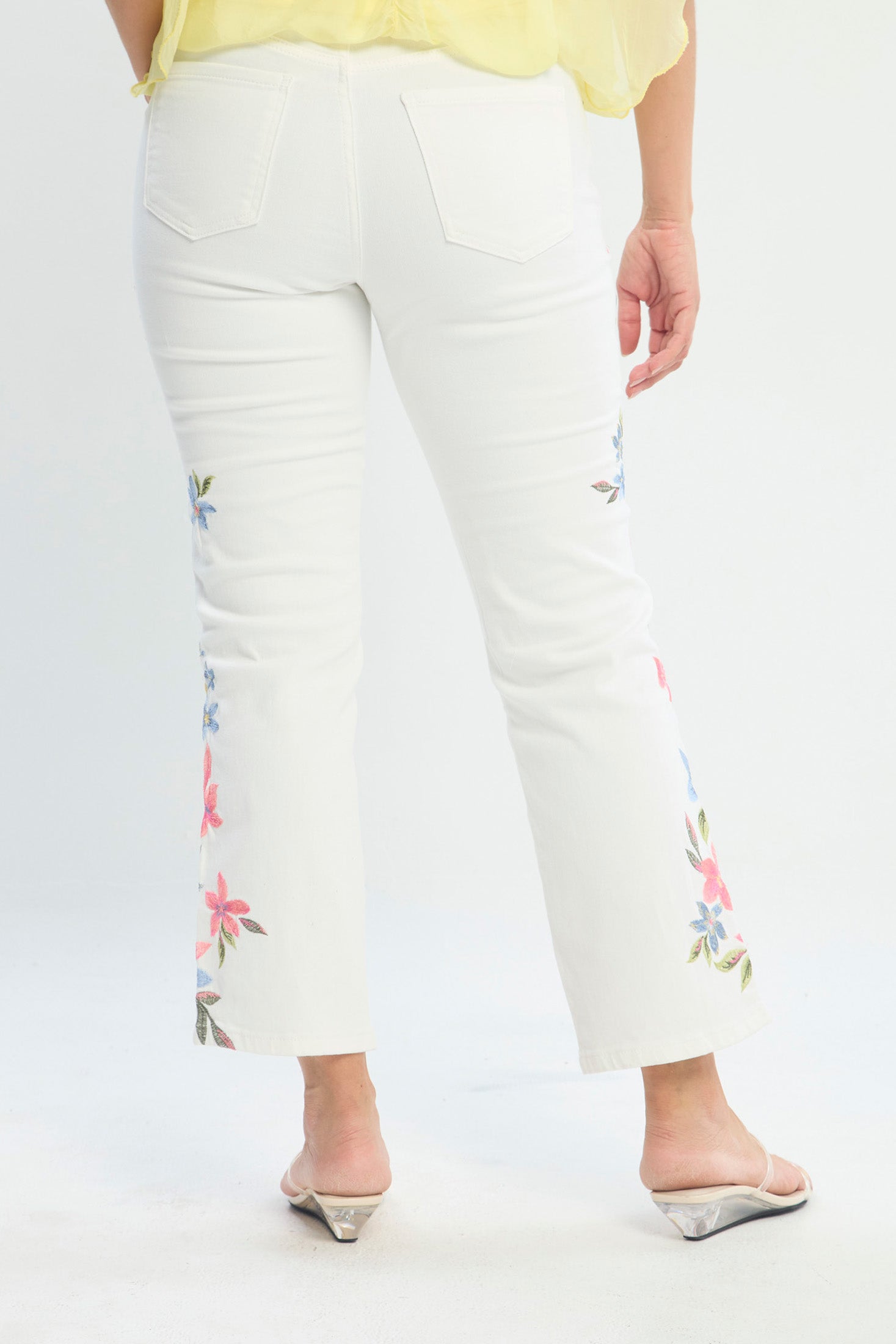 Jean Blanco con Bordados Florales Laterales NEW
