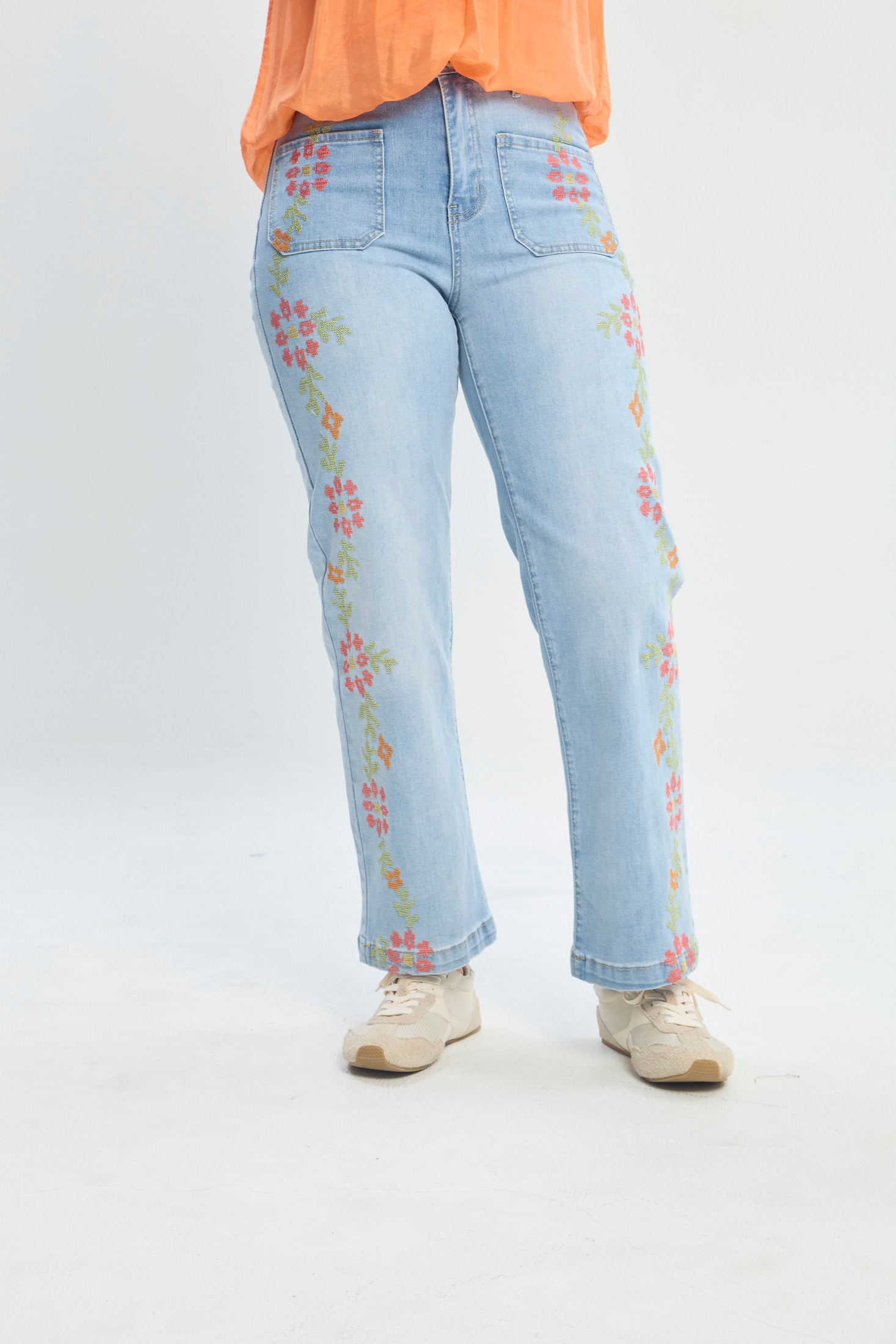 Jean con Flores Bordadas NEW vista 2 - BYBLA Colombia