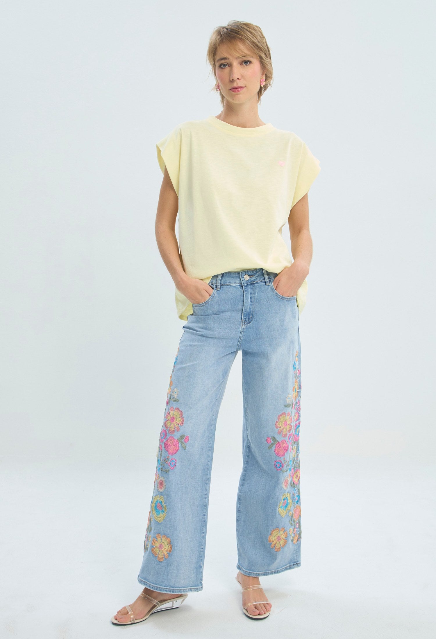 Jean azul claro de pierna amplia con bordado de flores multicolor BYBLA