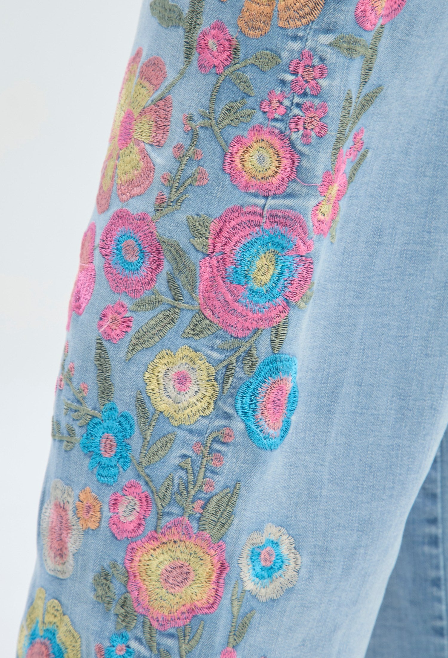 Jean azul claro de pierna amplia con bordado de flores multicolor BYBLA - vista 6