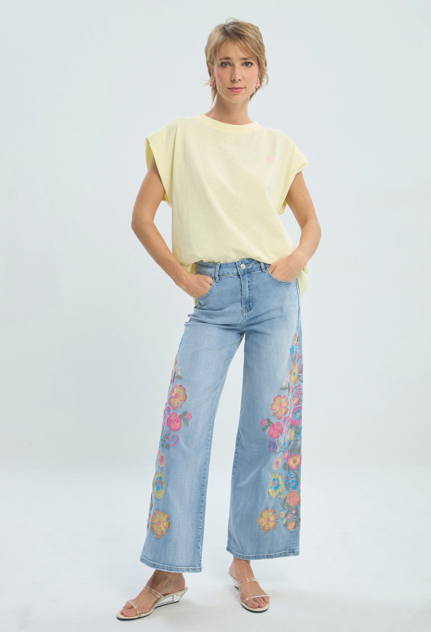 Jean azul claro de pierna amplia con bordado de flores multicolor BYBLA - vista 9