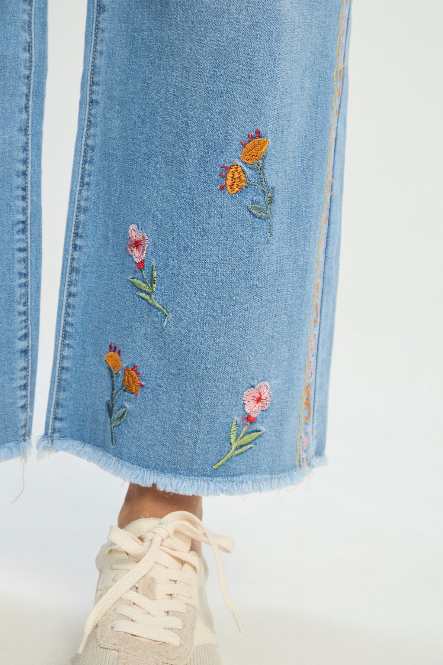 Jean con Bordados Laterales NEW