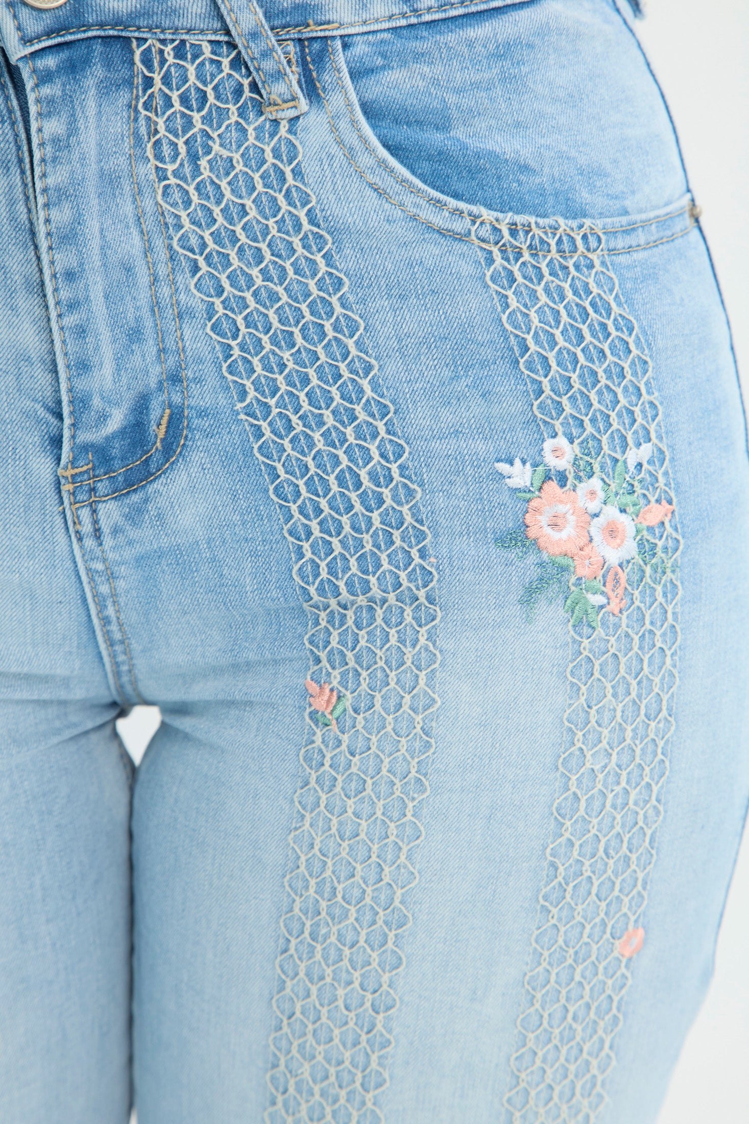 Jean en Denim Bordados Florales NEW vista 5 - BYBLA Colombia