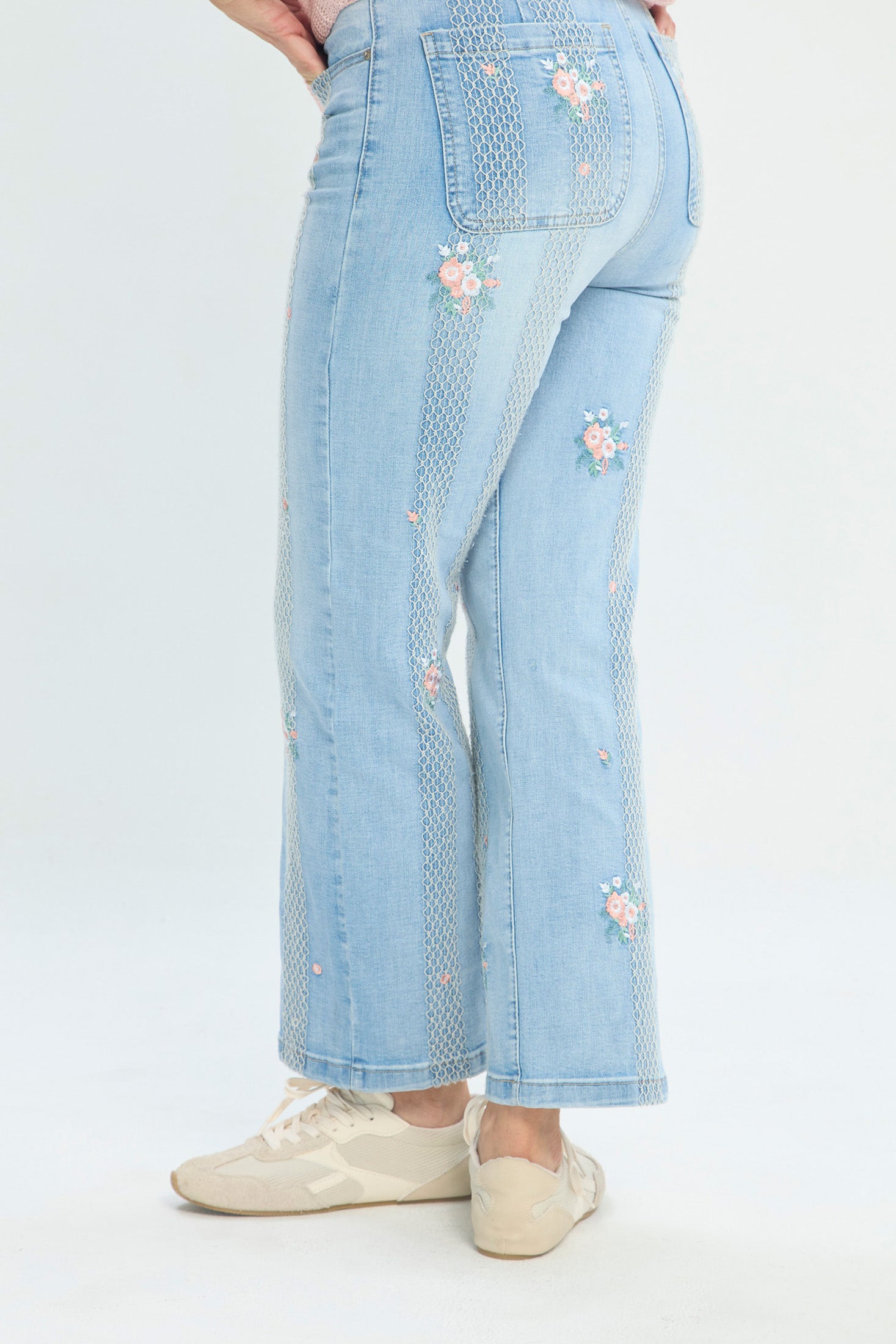 Jean en Denim Bordados Florales NEW vista 3 - BYBLA Colombia
