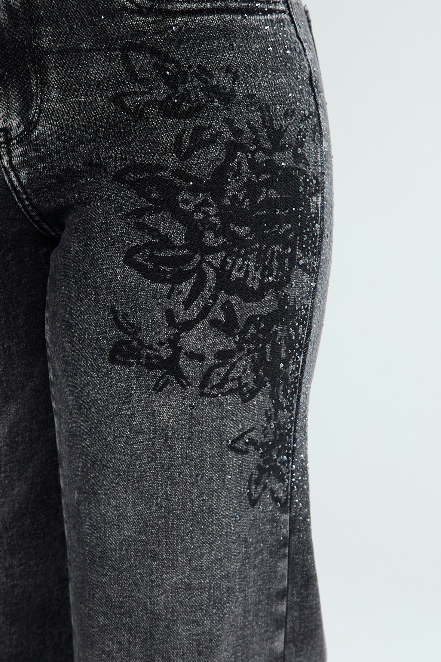 Jean Detalles de Flores con Piedras NEW