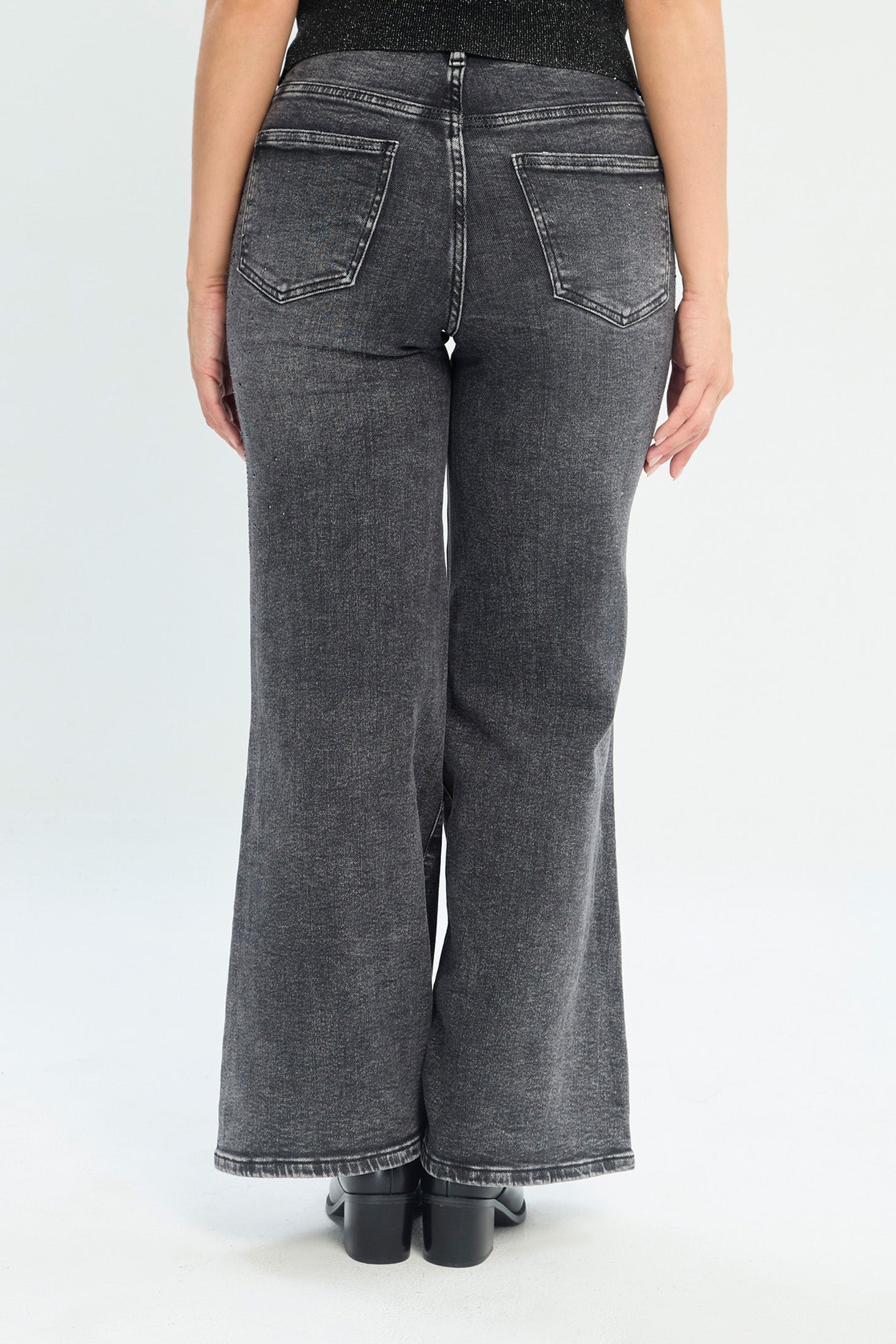 Jean Detalles de Flores con Piedras NEW