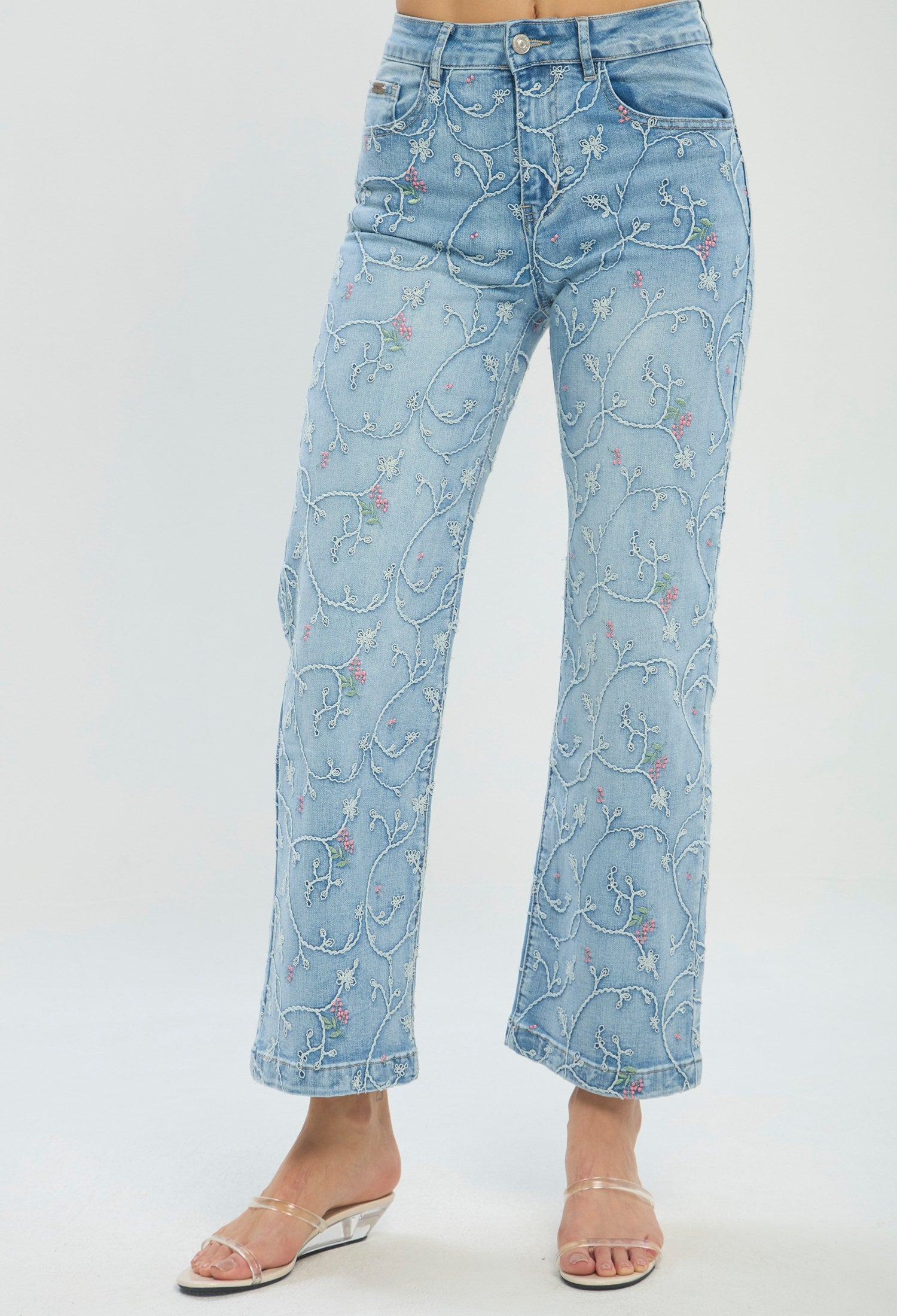 Jean recto azul claro bordado floral BYBLA