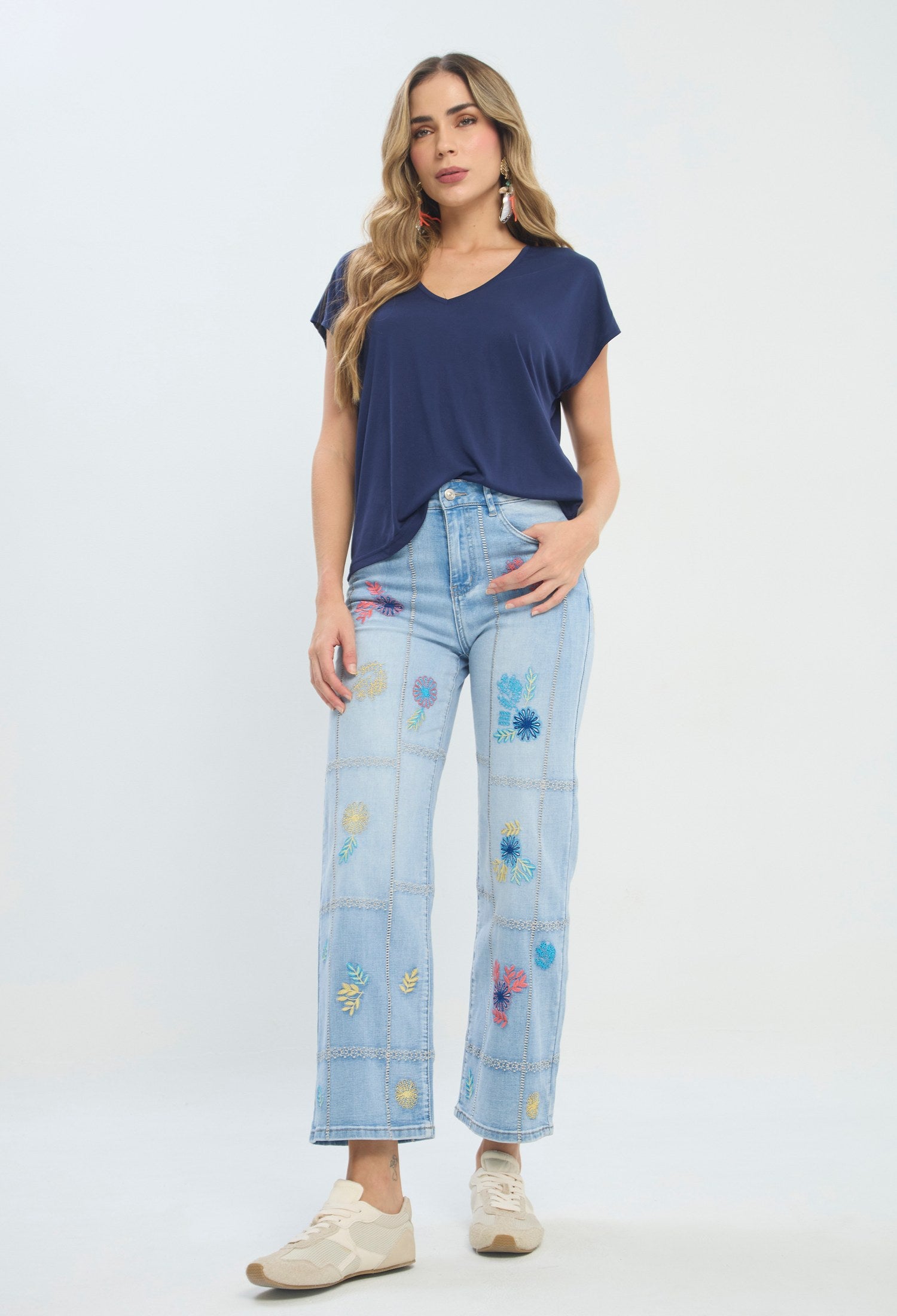 Jean recto azul claro bordado floral multicolor BYBLA