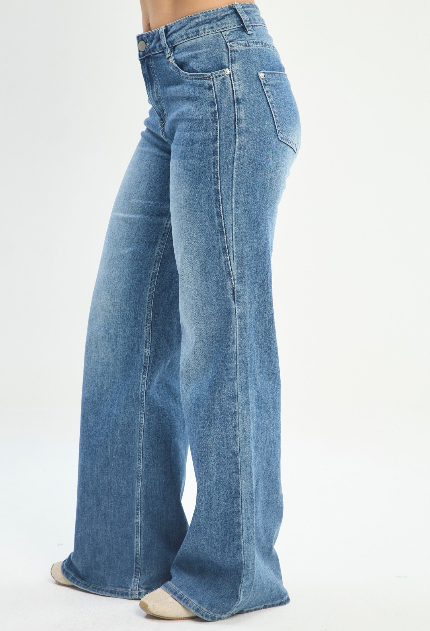Mujer luciendo jean azul BYBLA - Wide Leg Bordado - vista 2