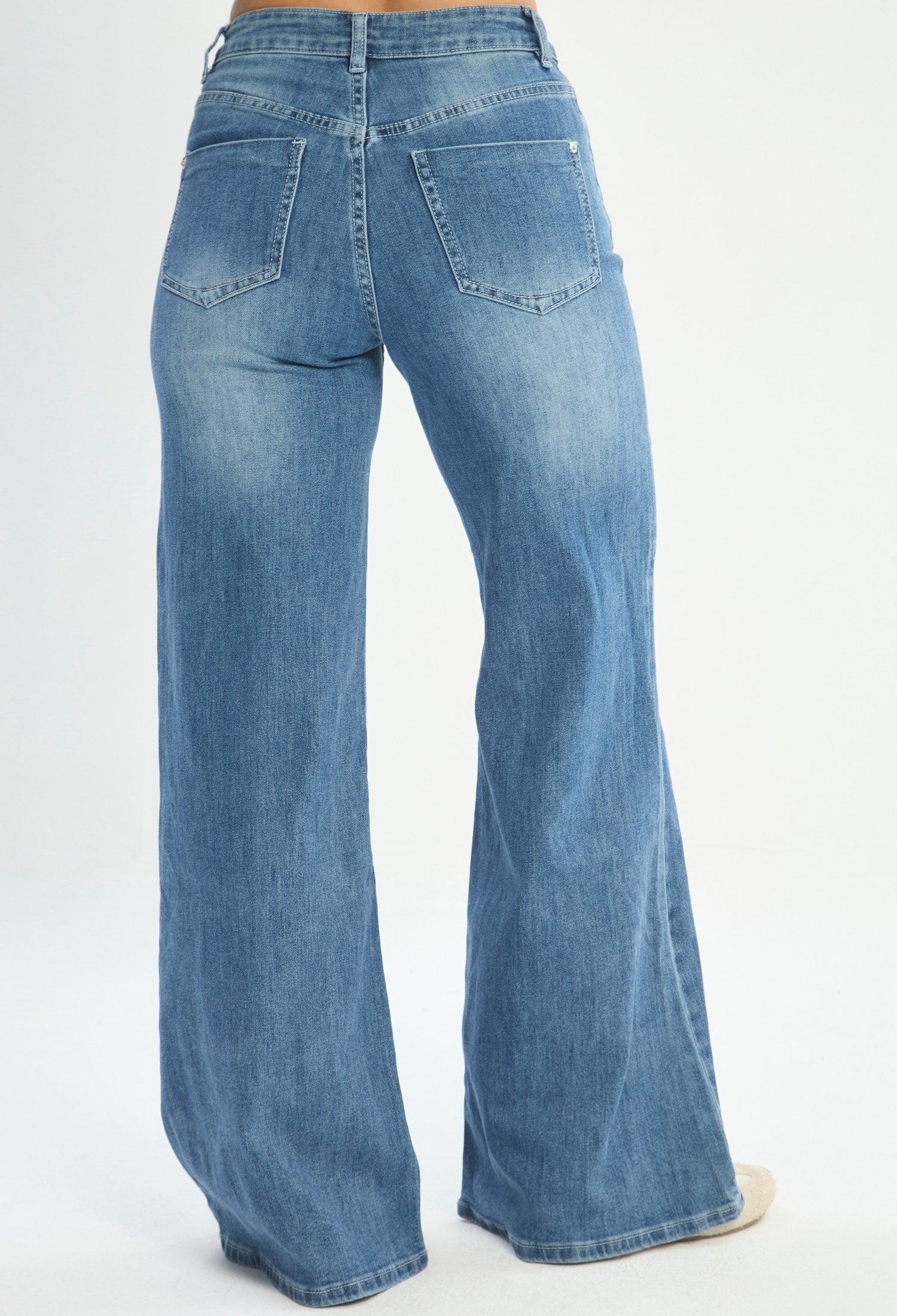 Mujer luciendo jean azul BYBLA - Wide Leg Bordado - vista 3