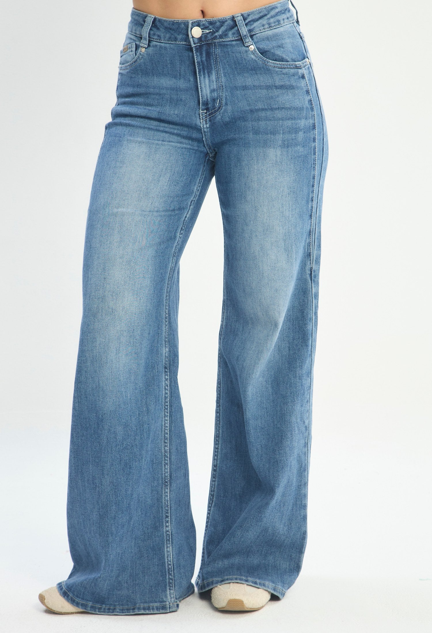 Mujer luciendo jean azul BYBLA - Wide Leg Bordado - vista 4