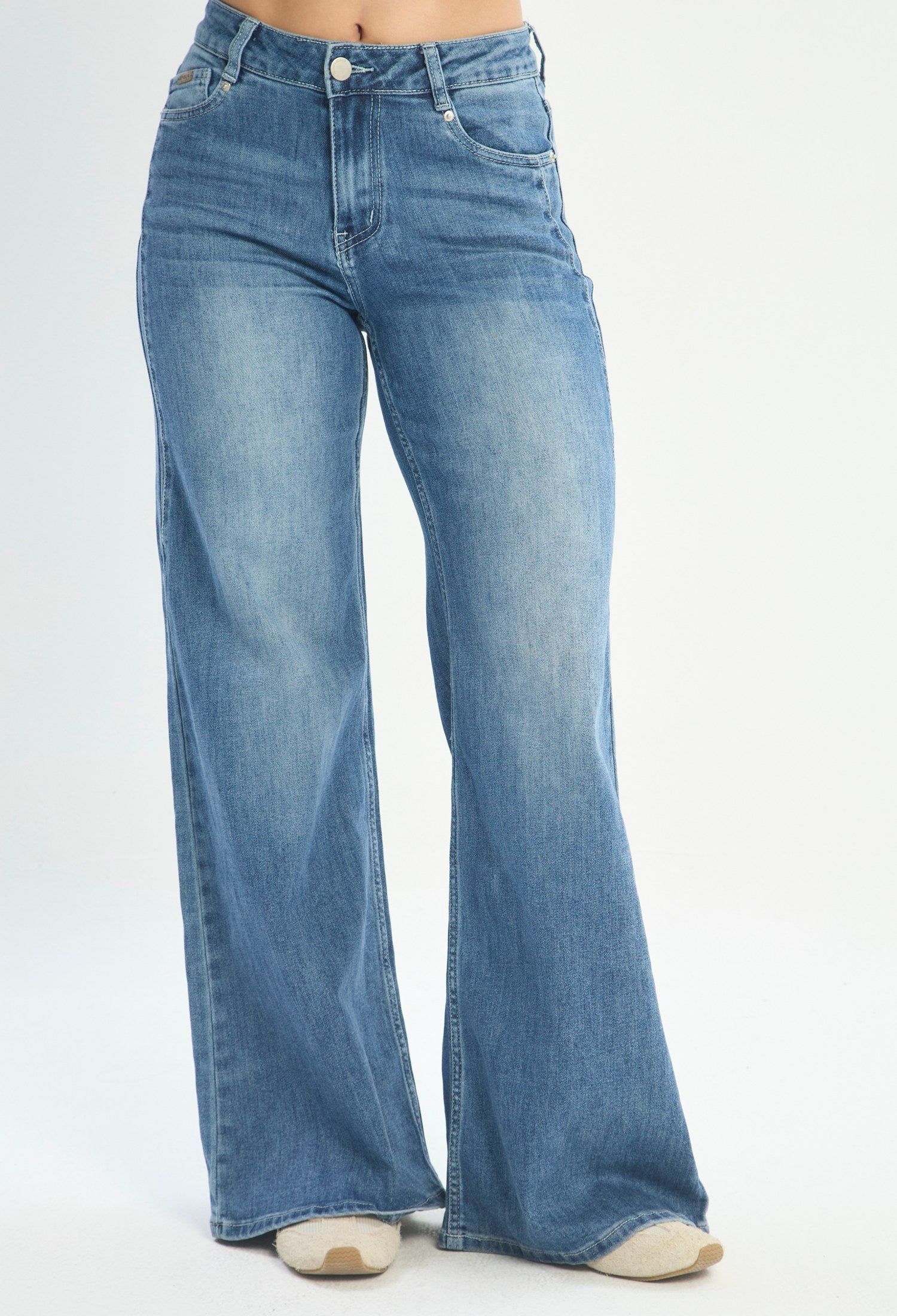 Mujer luciendo jean azul BYBLA - Wide Leg Bordado - vista 5