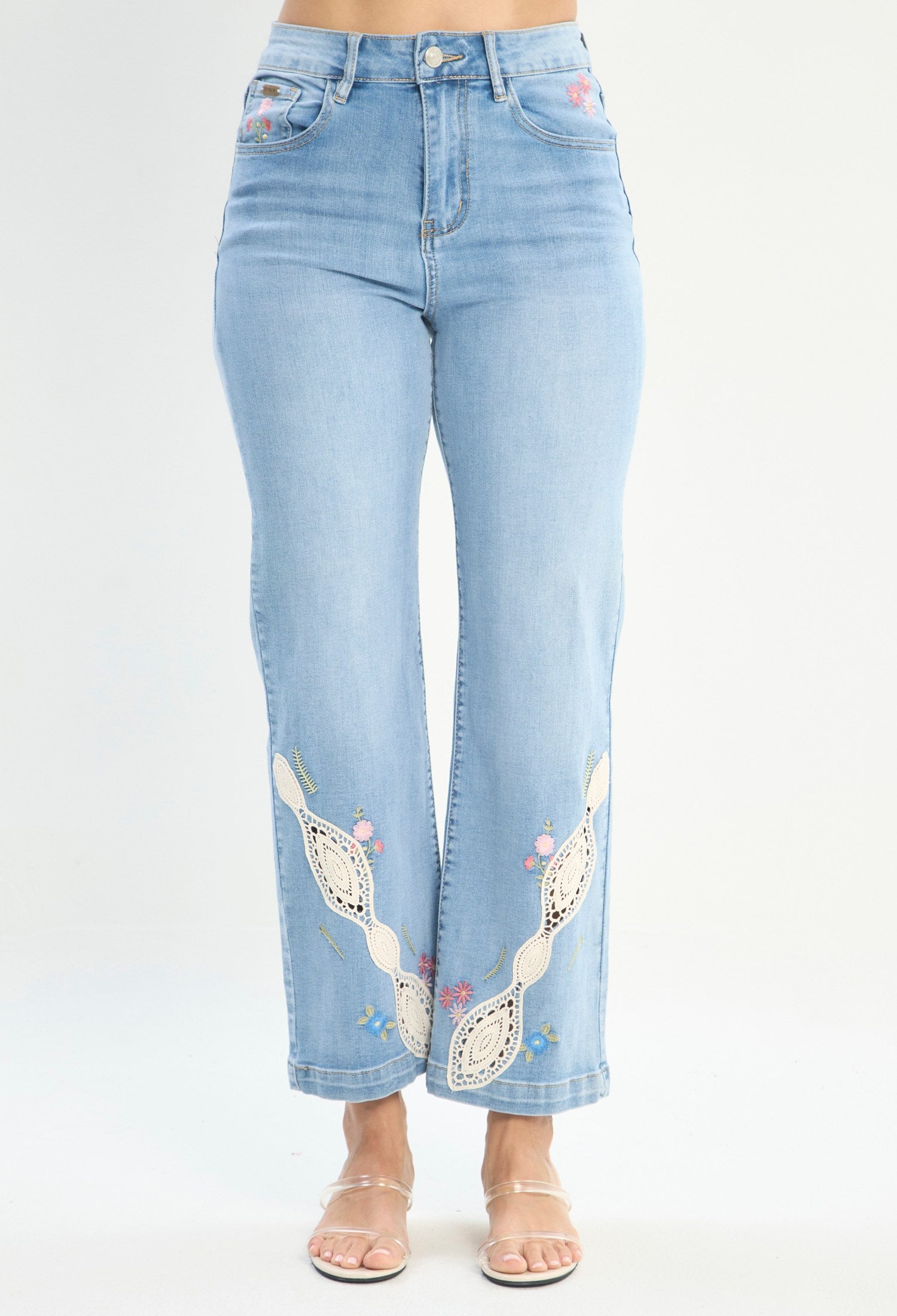 Mujer luciendo jean azul BYBLA - Wide Leg Bordado Calado - vista 2