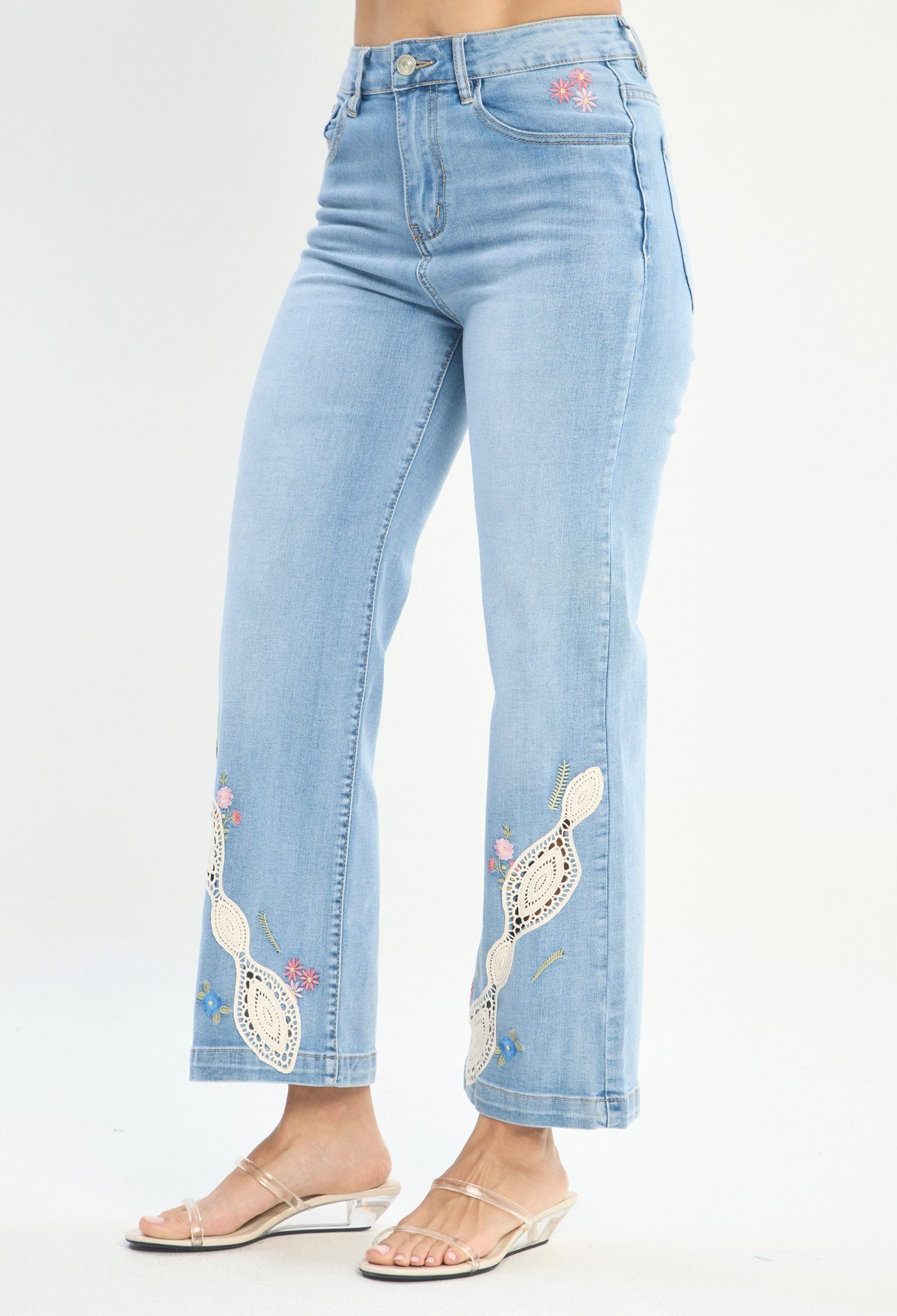 Mujer luciendo jean azul BYBLA - Wide Leg Bordado Calado - vista 3