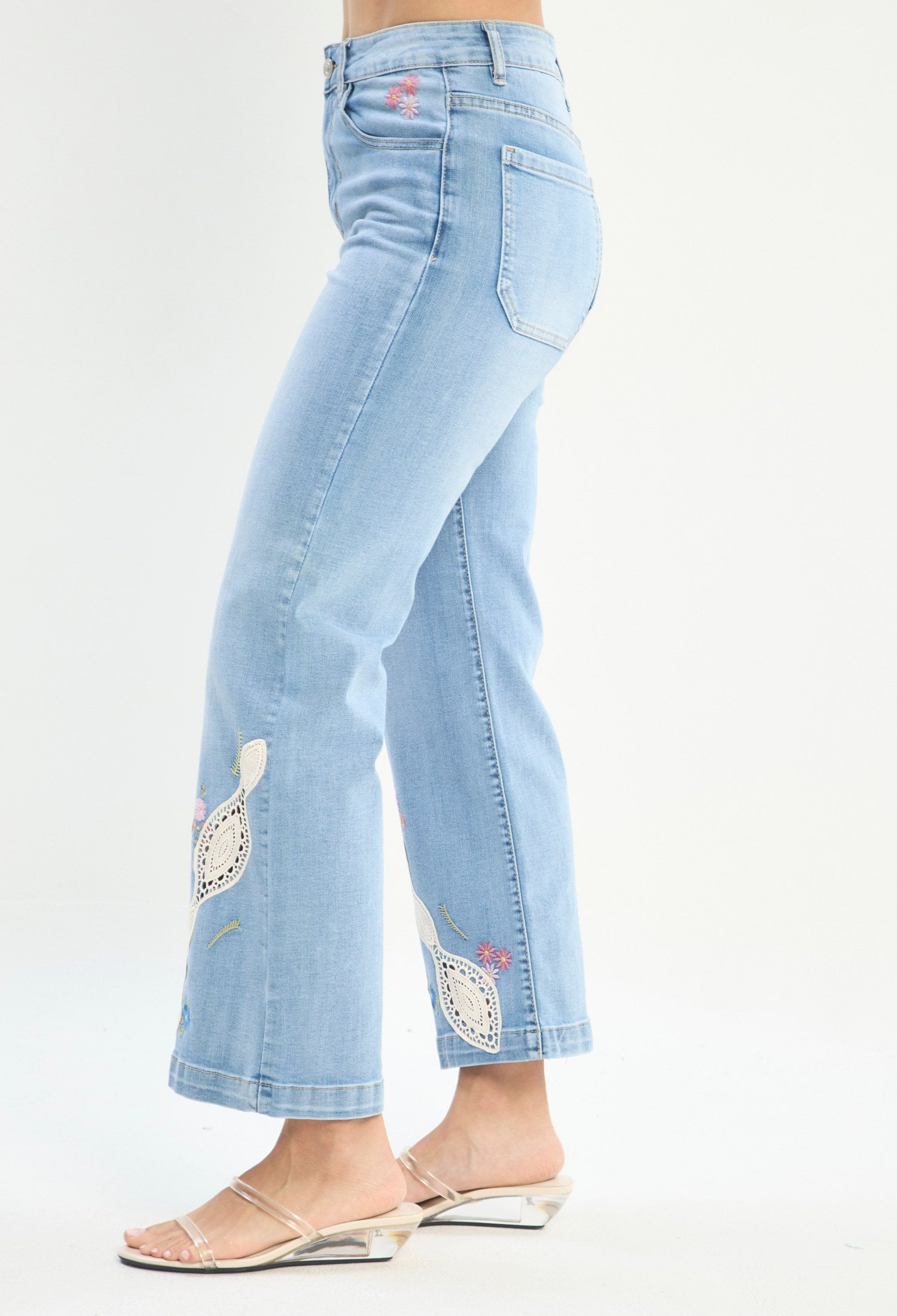 Mujer luciendo jean azul BYBLA - Wide Leg Bordado Calado - vista 4