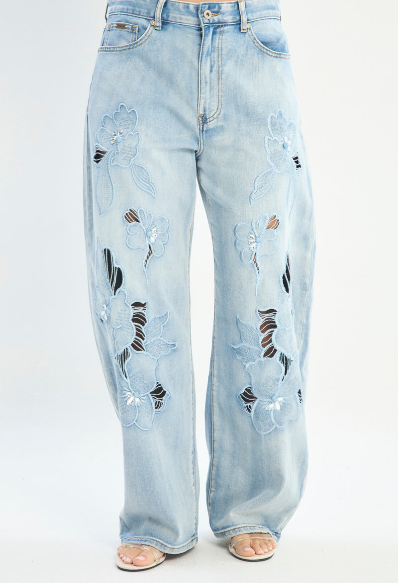 Mujer luciendo jean azul BYBLA - Wide Leg Bordado Étnico - vista 2
