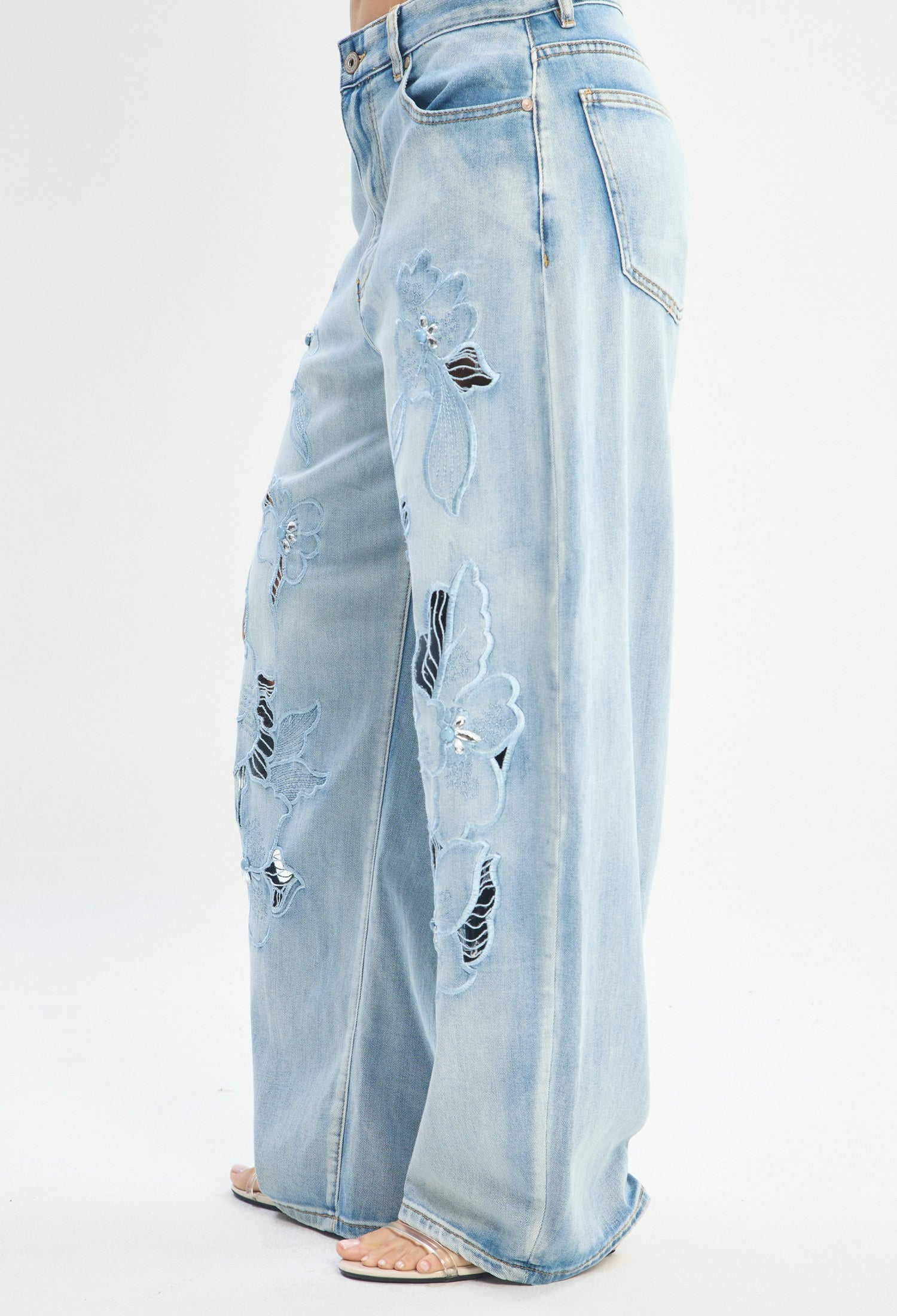 Mujer luciendo jean azul BYBLA - Wide Leg Bordado Étnico - vista 3