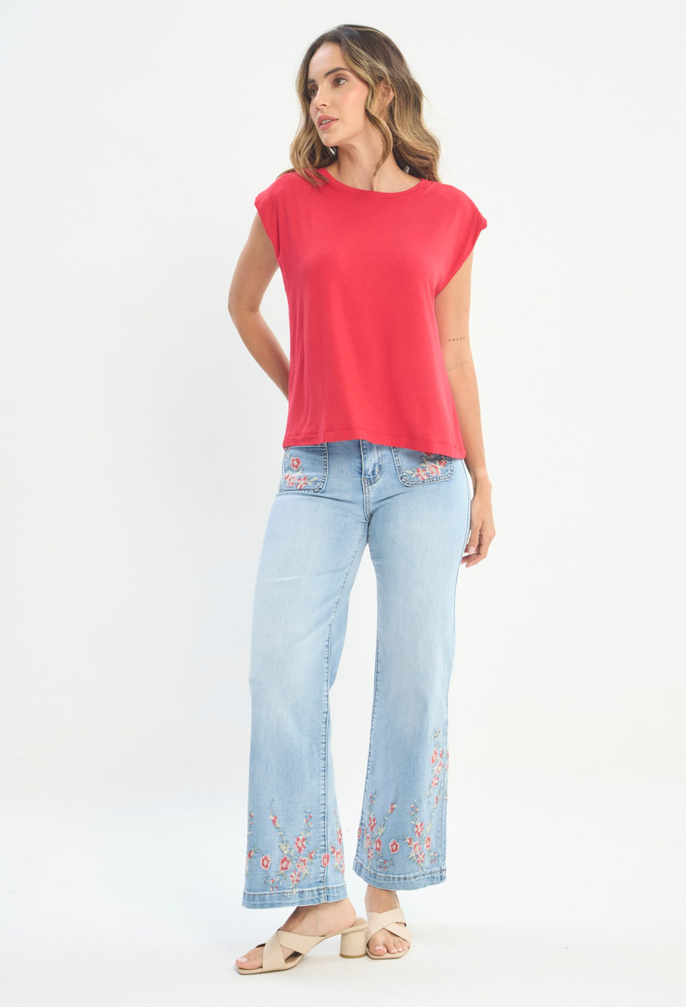 Mujer luciendo jean azul BYBLA - Wide Leg Bordado Floral