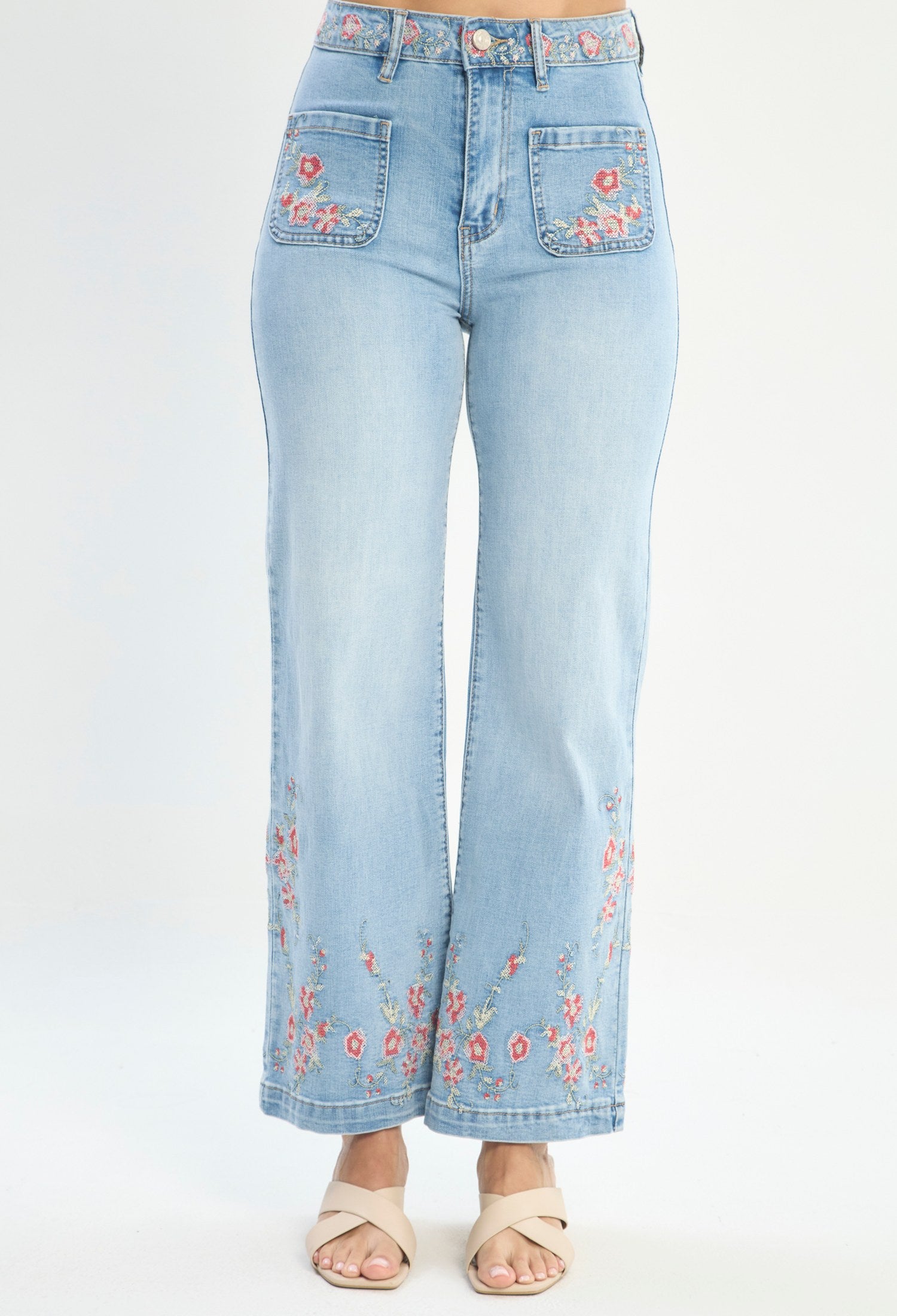 Mujer luciendo jean azul BYBLA - Wide Leg Bordado Floral - vista 2