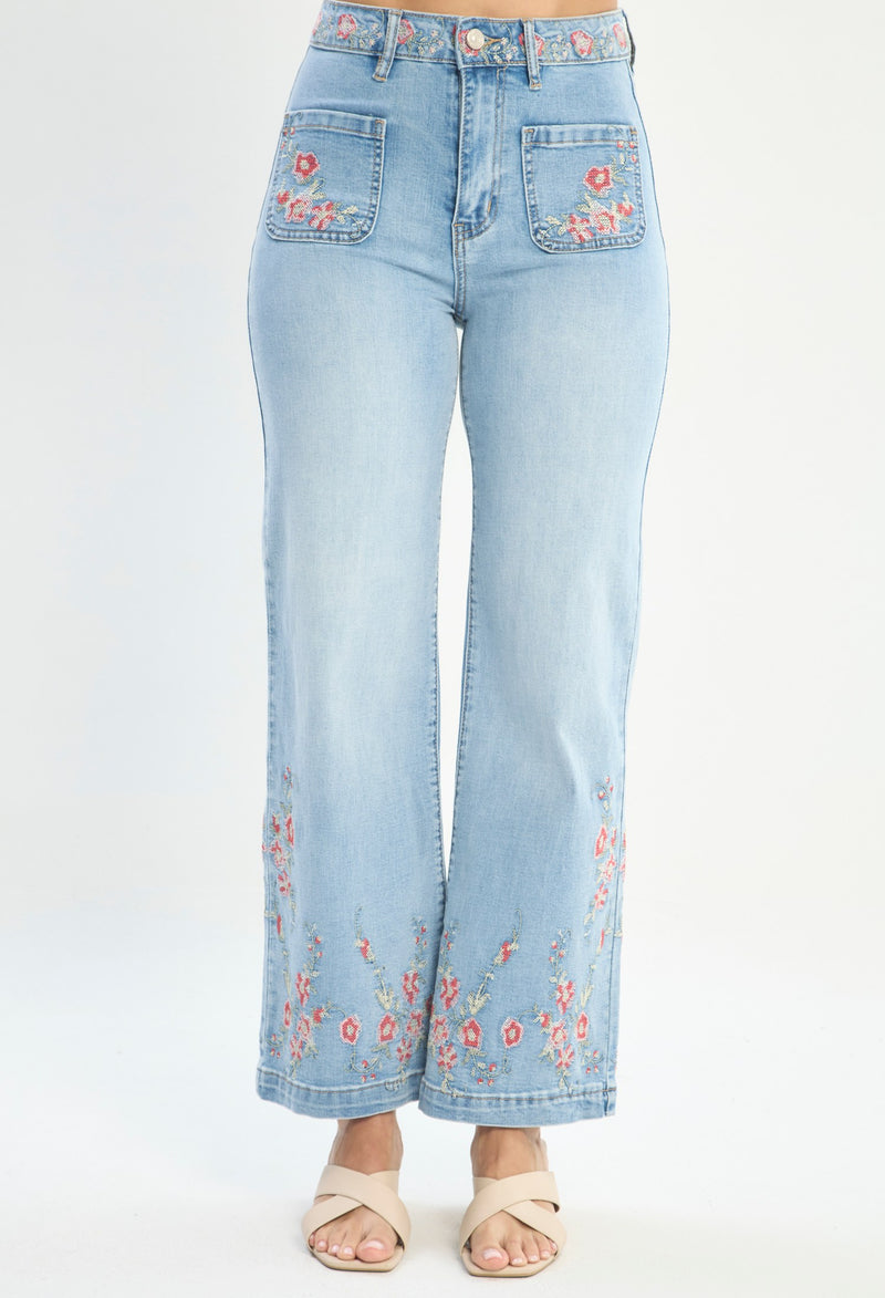 Mujer luciendo jean azul BYBLA - Wide Leg Bordado Floral - vista 2