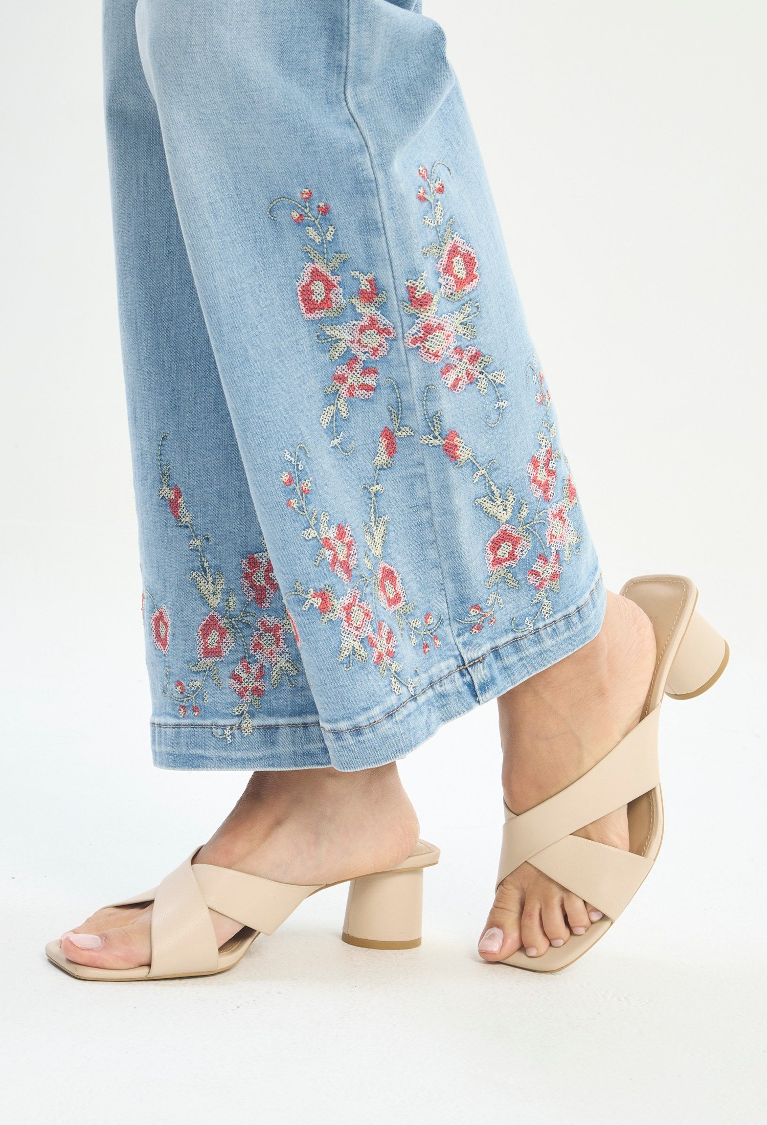 Mujer luciendo jean azul BYBLA - Wide Leg Bordado Floral - vista 7