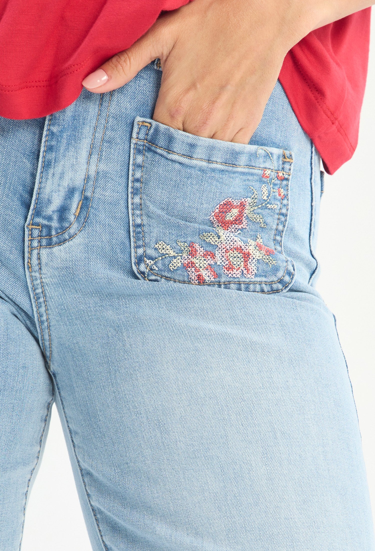 Mujer luciendo jean azul BYBLA - Wide Leg Bordado Floral - vista 8