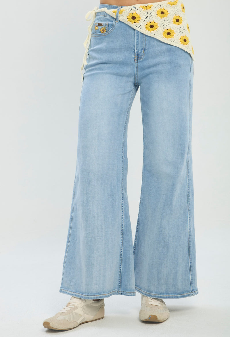Jean wide leg azul claro con cinturón pañuelo floral BYBLA - vista 2